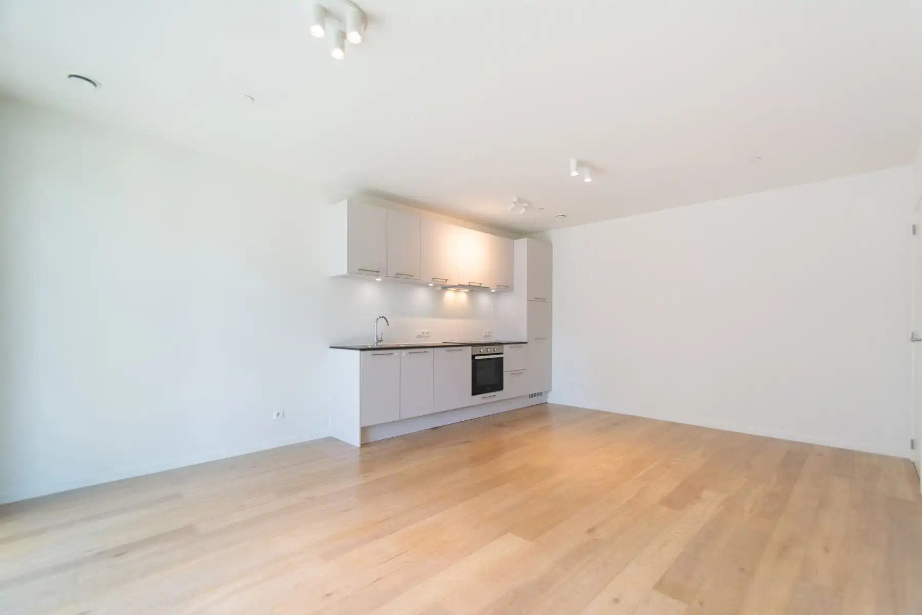 Gezellig gemeubeld 2-slaapkamer appartement met groot terras foto 2
