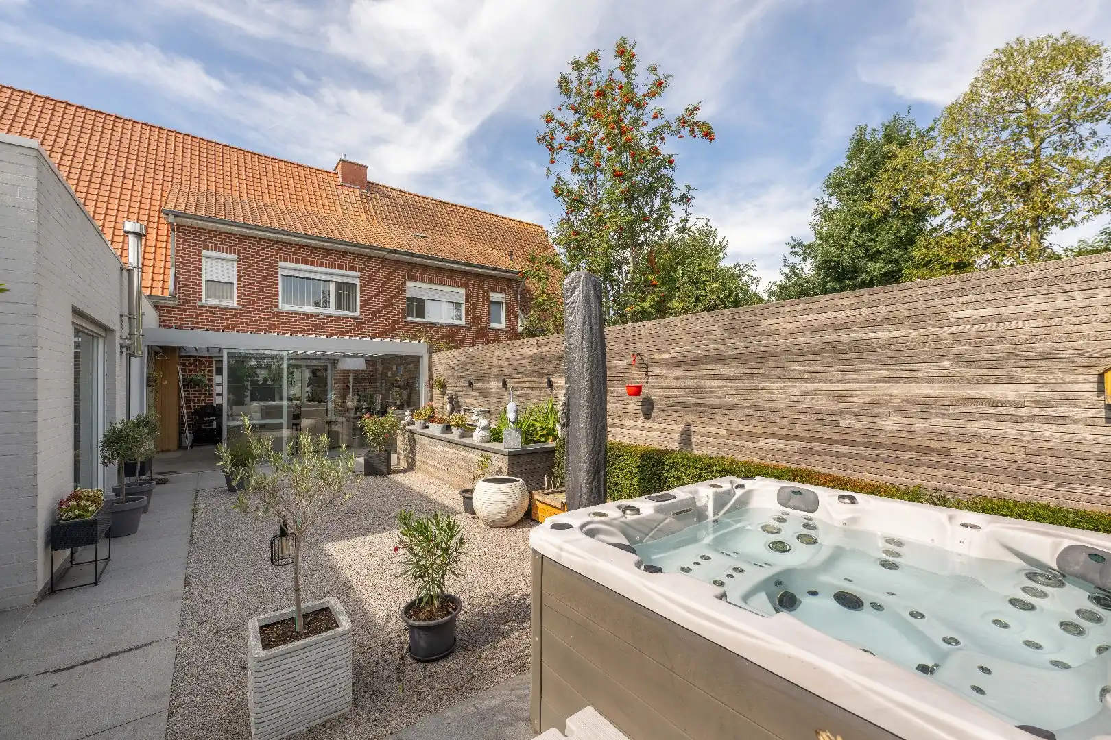 VERRASSEND RUIME, INSTAPKLARE WONING MET 2 GARAGES TE PITTEM foto 21
