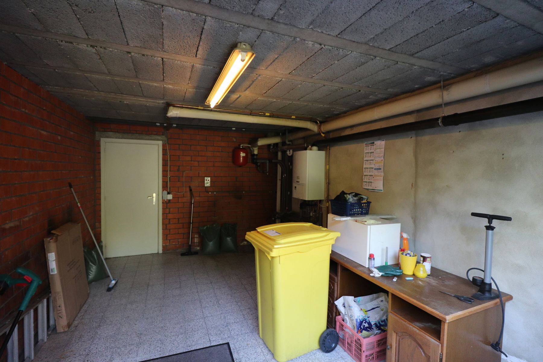 Een appartement op de 1ste verdieping met 2 slaapkamers, garage en tuin.  foto 12