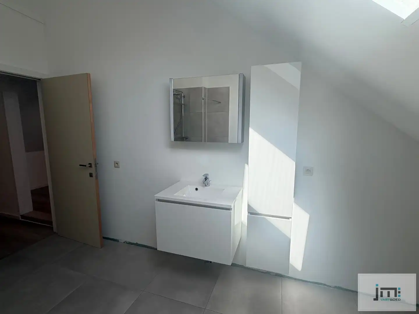 Gerenoveerd appartement met 4 slaapkamers foto 8