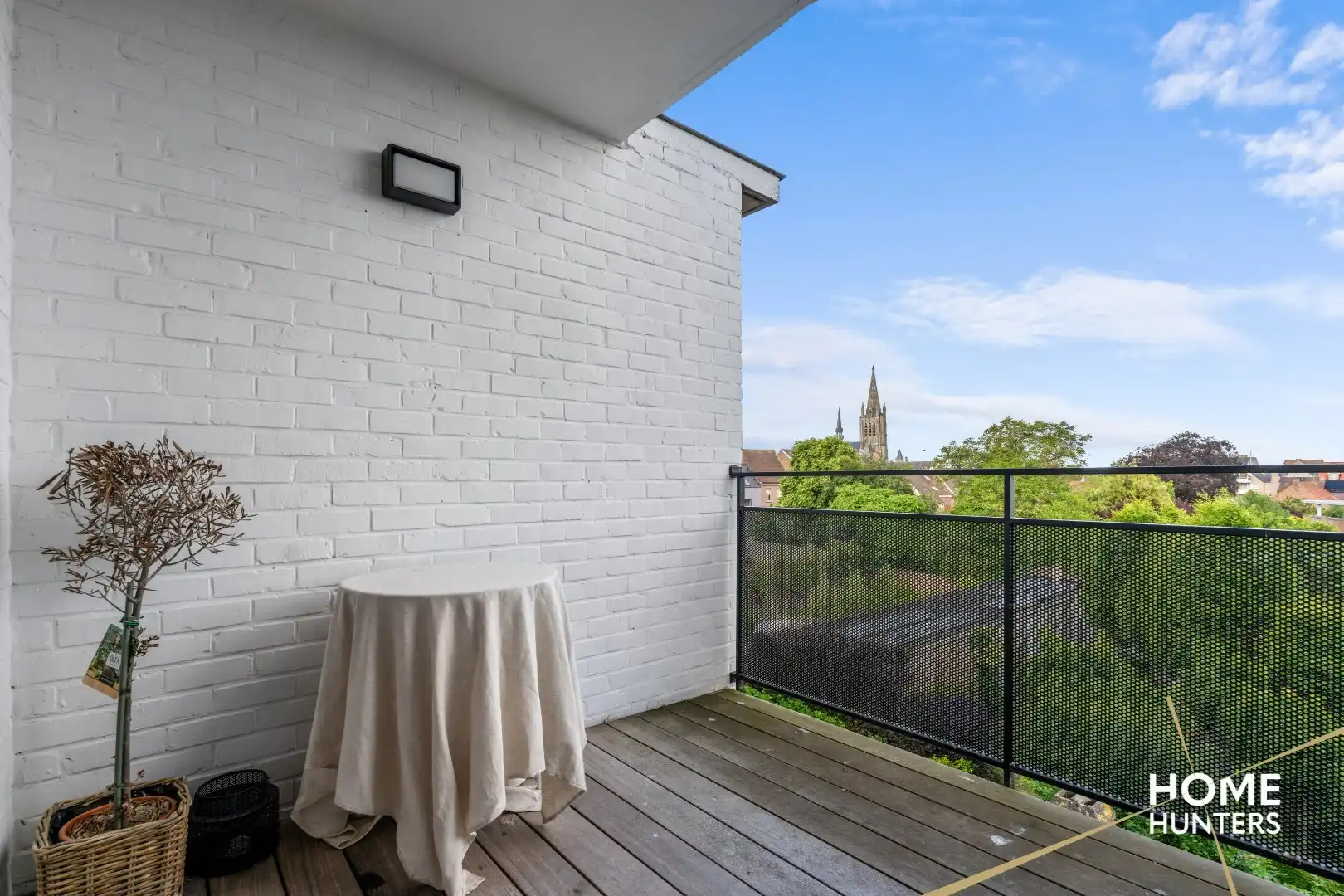 Volledig gerenoveerd appartement met fantastische zichten in het historische stadscentrum van Ieper foto 12