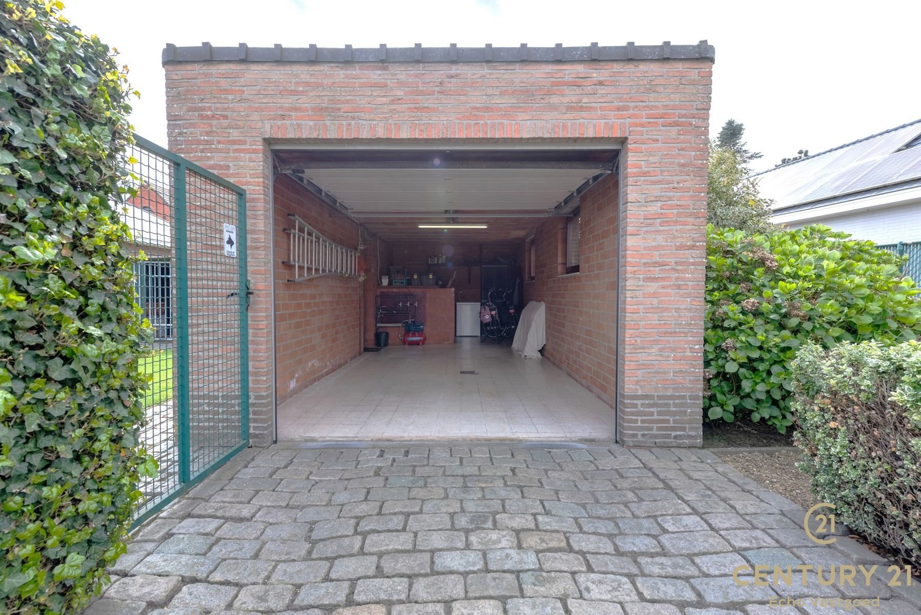 Instapklaar en gelijkvloers wonen met garage op ca 682m² foto 24