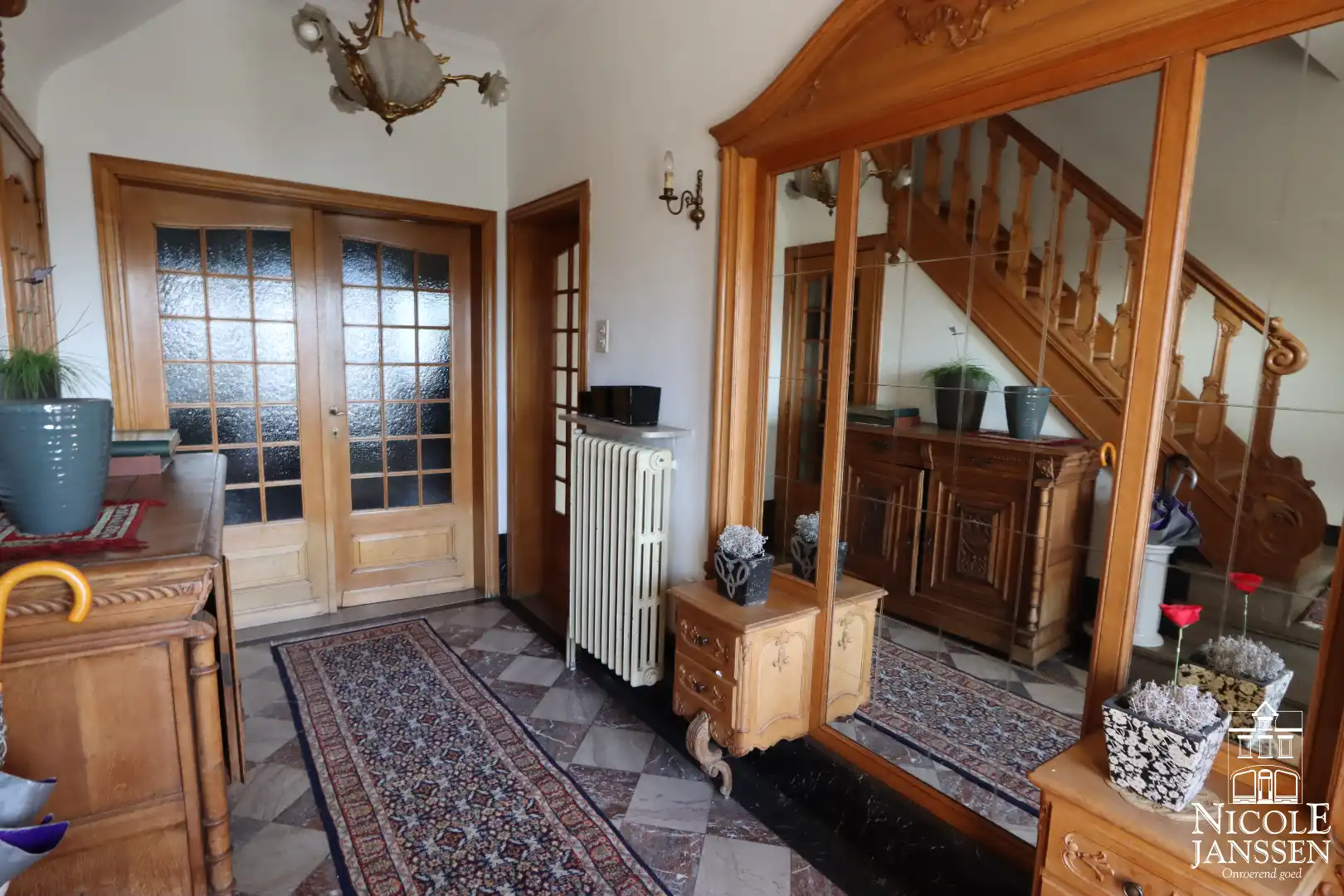 Op te frissen stadswoning met zes slaapkamers en gezellige stadstuin foto 3