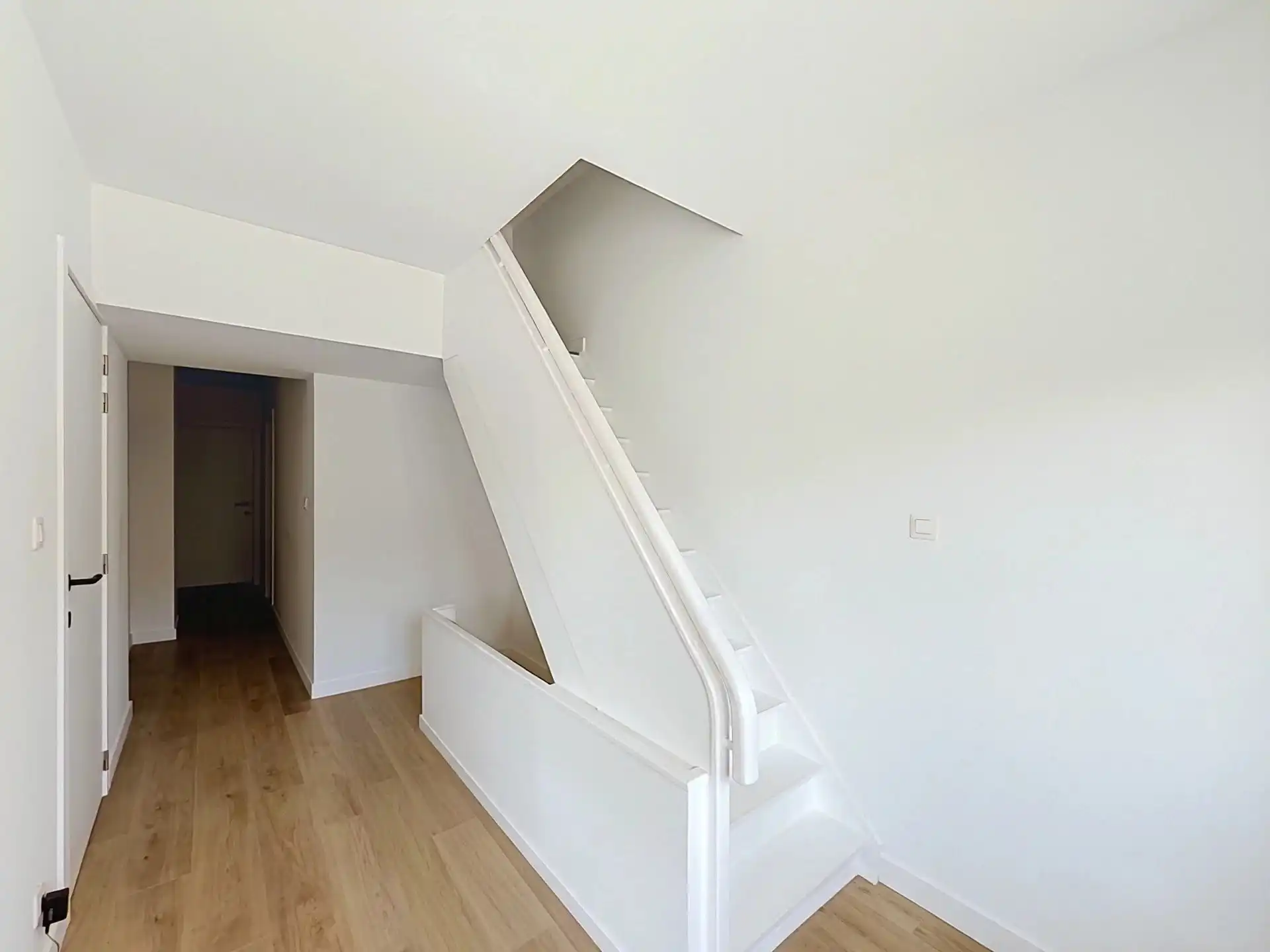 Volledig gerenoveerde woning met 4 slaapkamers op een groot perceel. foto 12