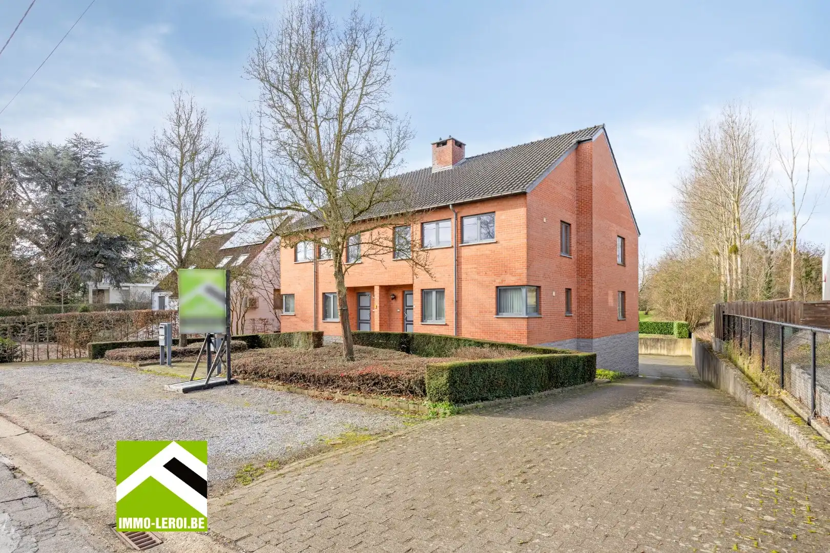 Gebouw met 4 appartementen foto {{pictureIndex}}