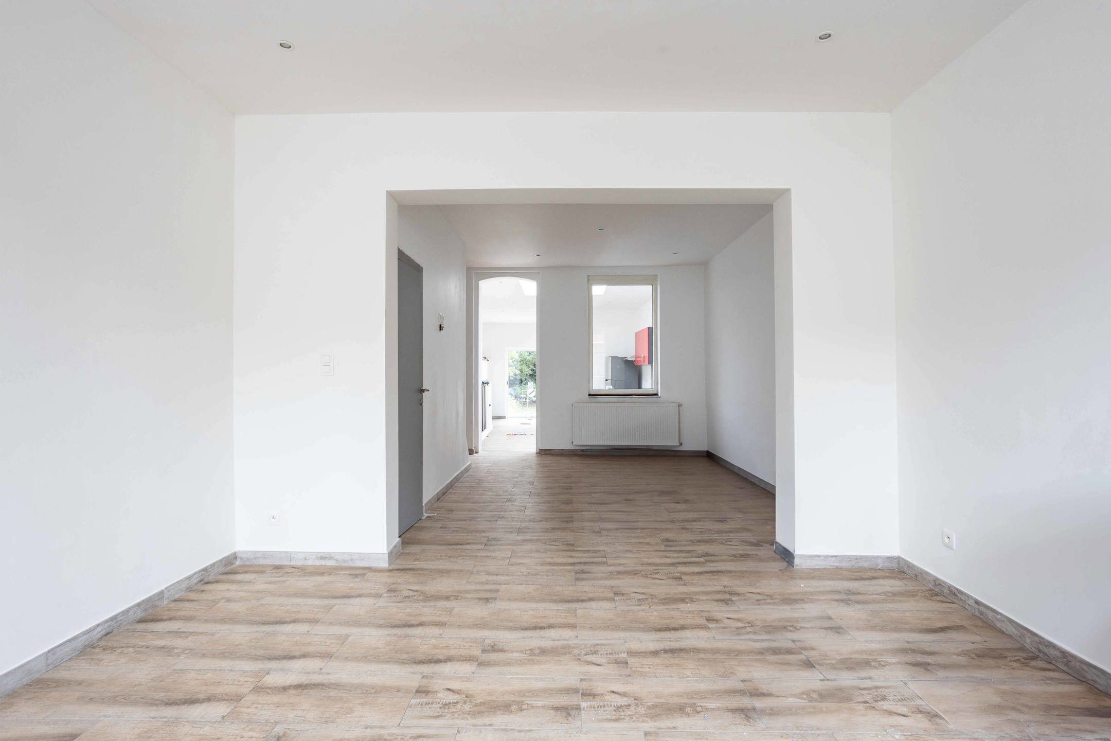 Gerenoveerde rijwoning met 3 slaapkamers en tuin. foto 3