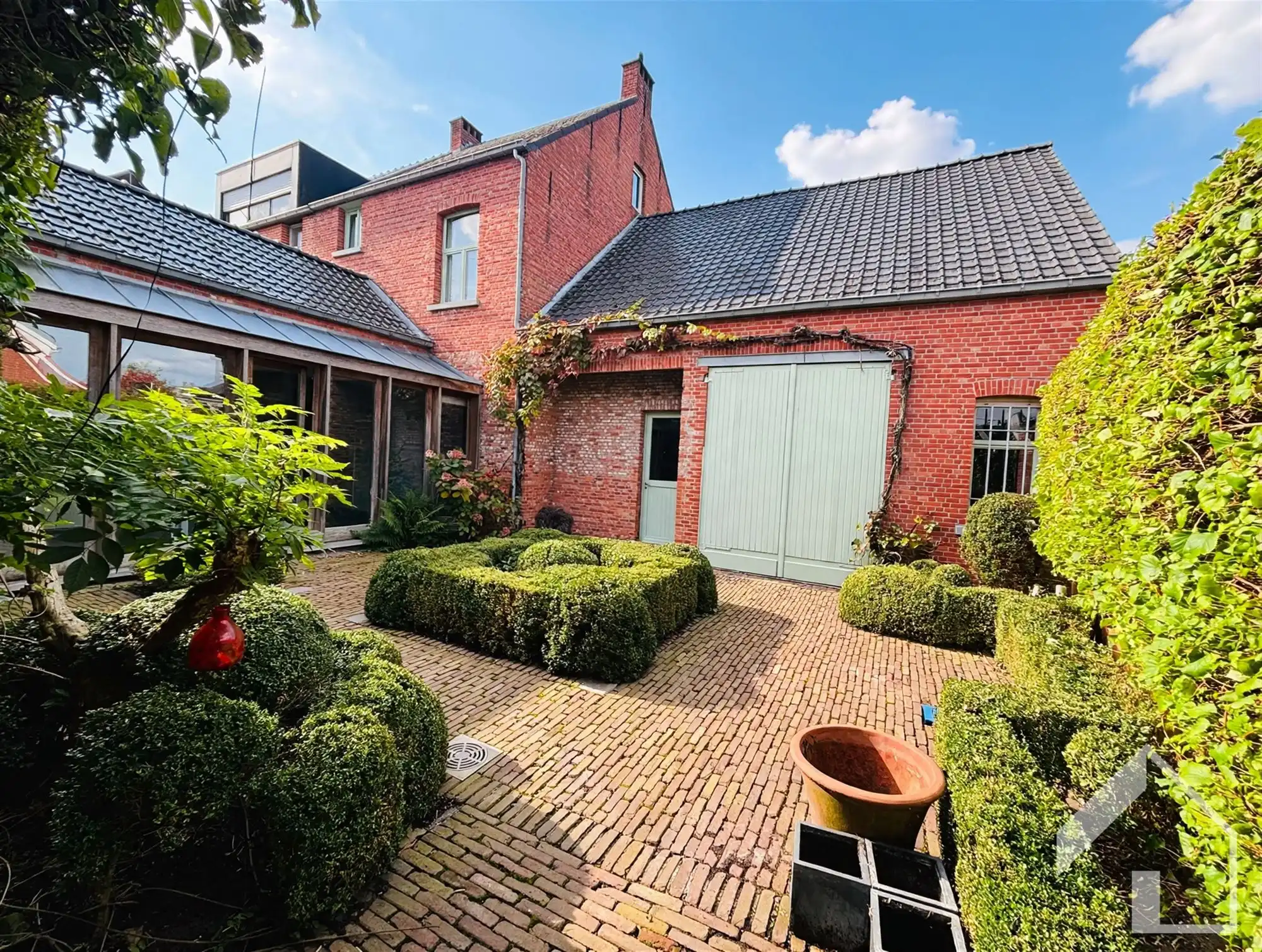 Hoekwoning met authentieke elementen en 4 garages foto 20