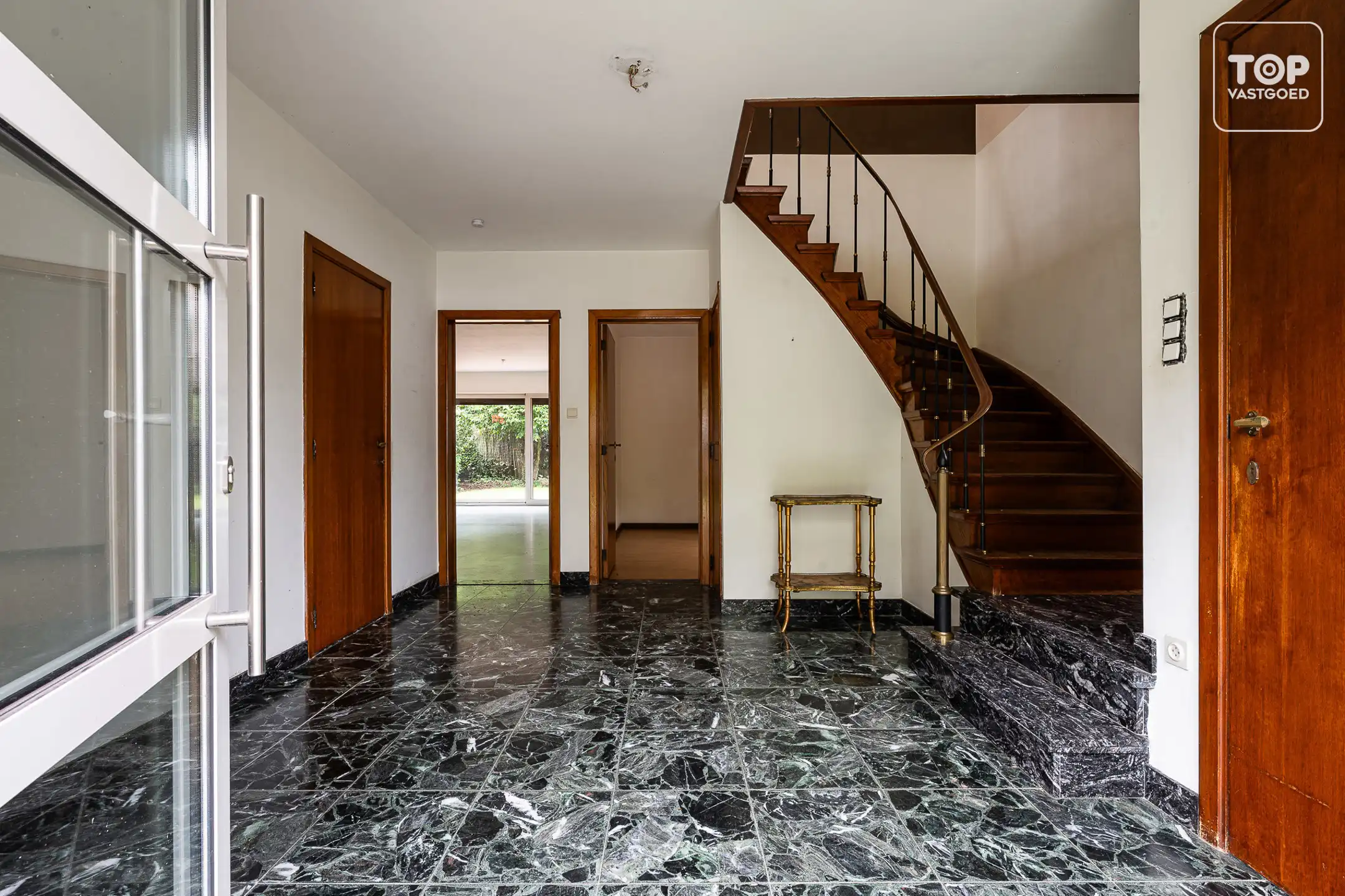 Ruime te renoveren woning met 4 slaapkamers op toplocatie foto 2