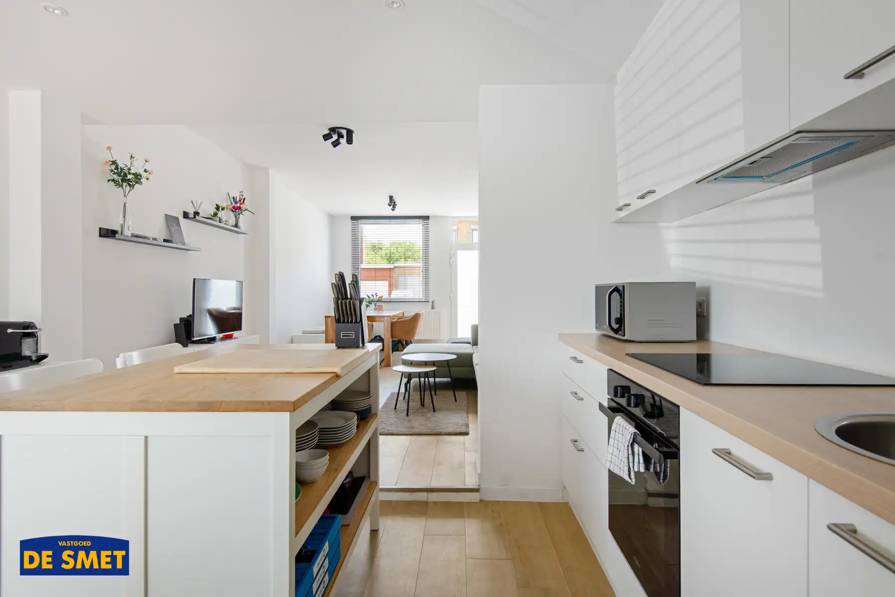 Volledig vernieuwde halfopen bebouwing met koer en garage foto 12