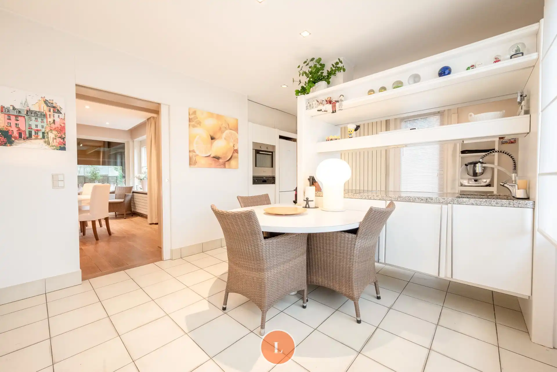 Statige villa met binnenzwembad, polyvalente ruimte en groene privacy foto 3