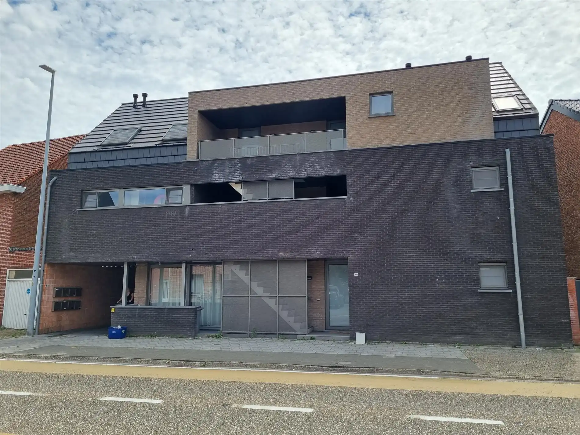 Knap gelijkvloers éénslaapkamerappartement met tuin en garagebox. foto {{pictureIndex}}