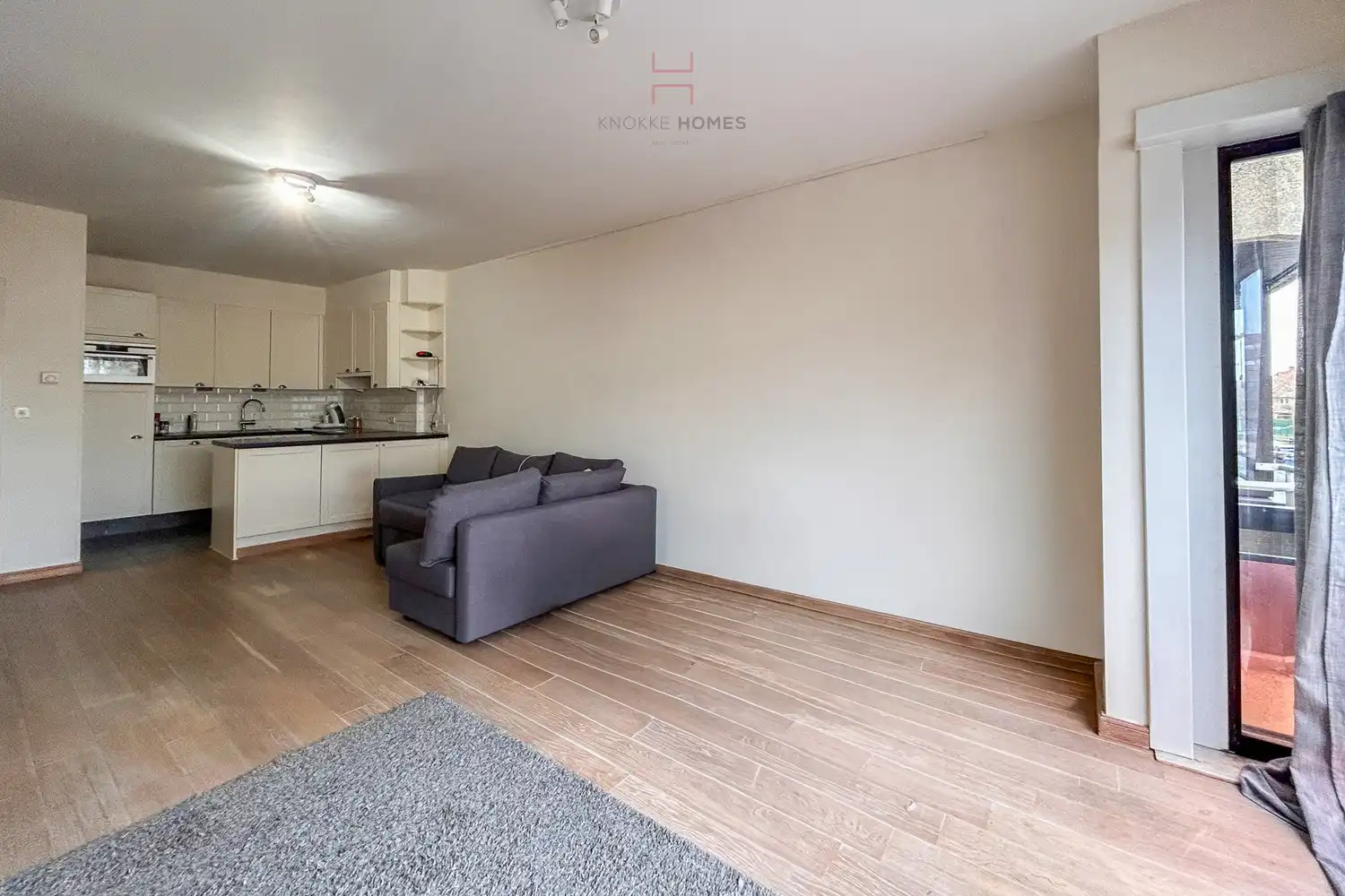 Ongemeubeld twee slaapkamer appartement in de Piers De Raveschootlaan te Knokke. foto 4