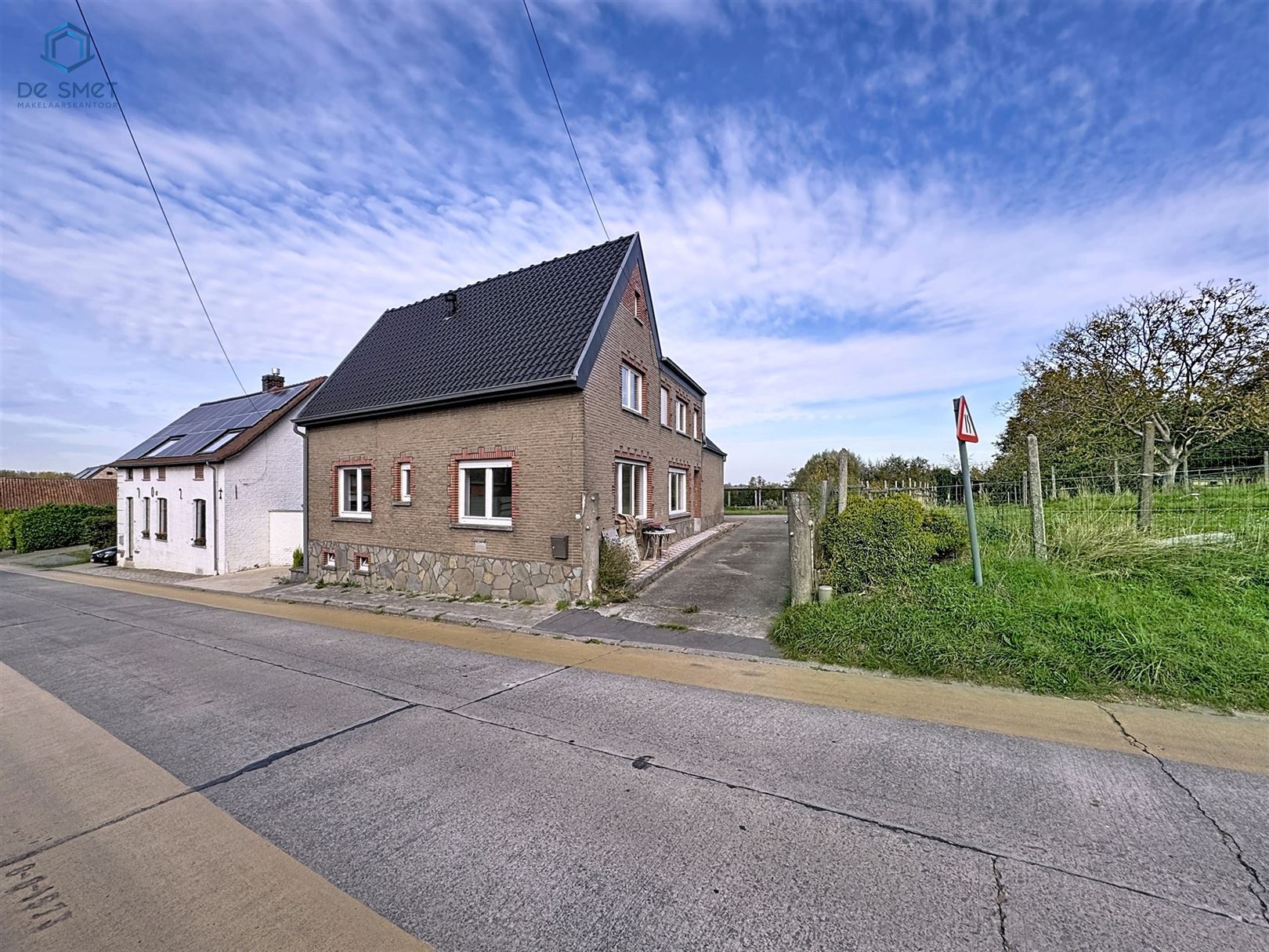 Te koop: Op te frissen gezinswoning met 3 slaapkamers, garage en tuin geen renovatieplicht! foto {{pictureIndex}}