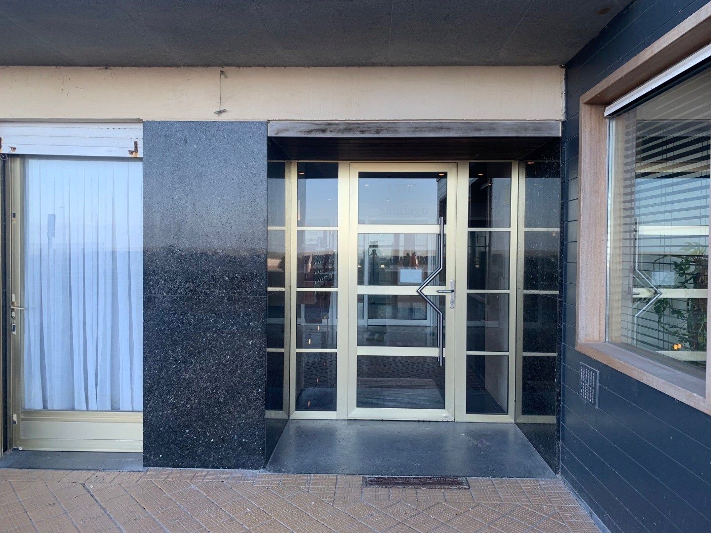 Voormalige conciërgerie op gelijkvloers - op Zeedijk Oostende foto {{pictureIndex}}