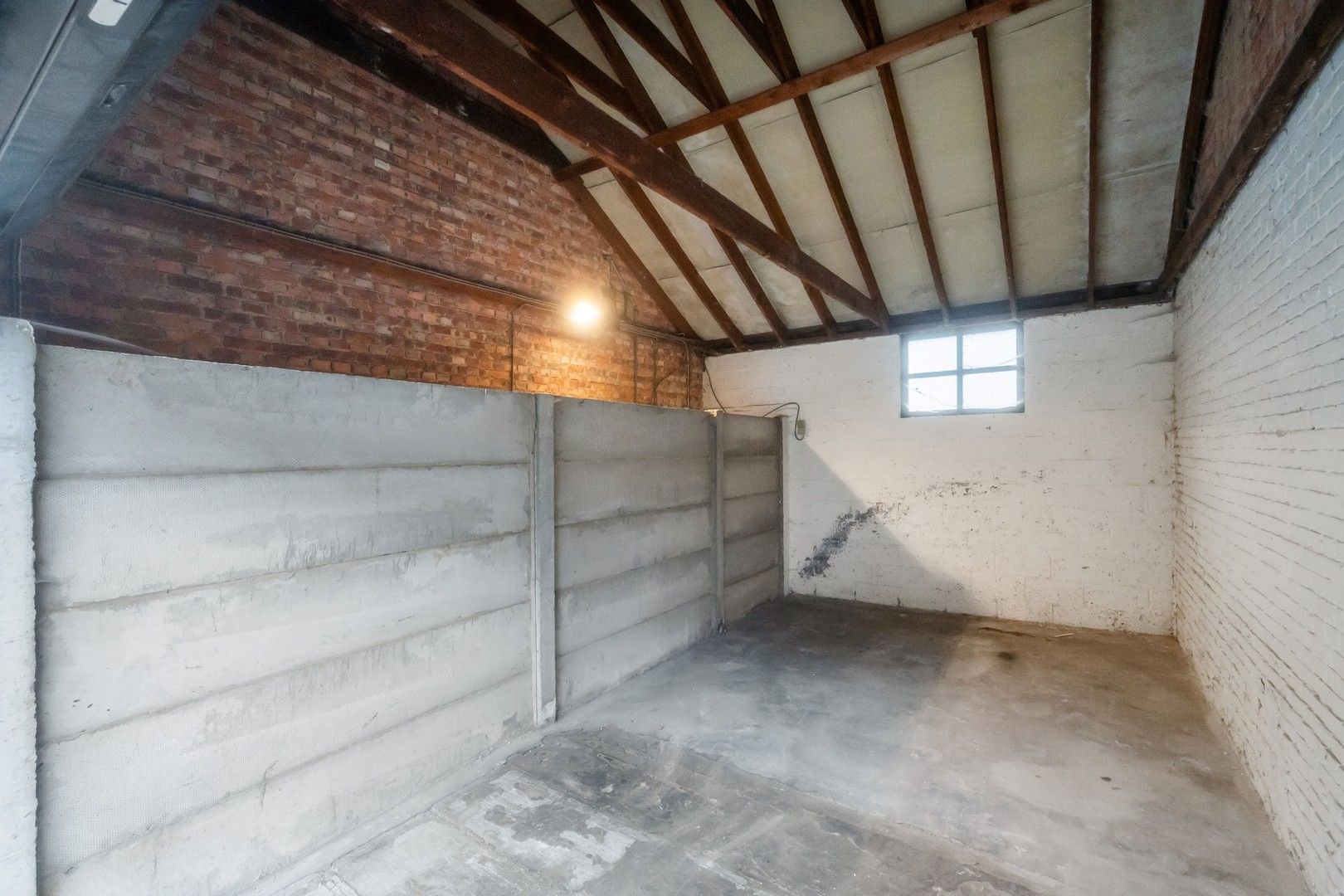 Stadswoning met 3 ruime kamers met aparte doorgang naar een gezellige tuin en gesloten garage naast de woning foto 19