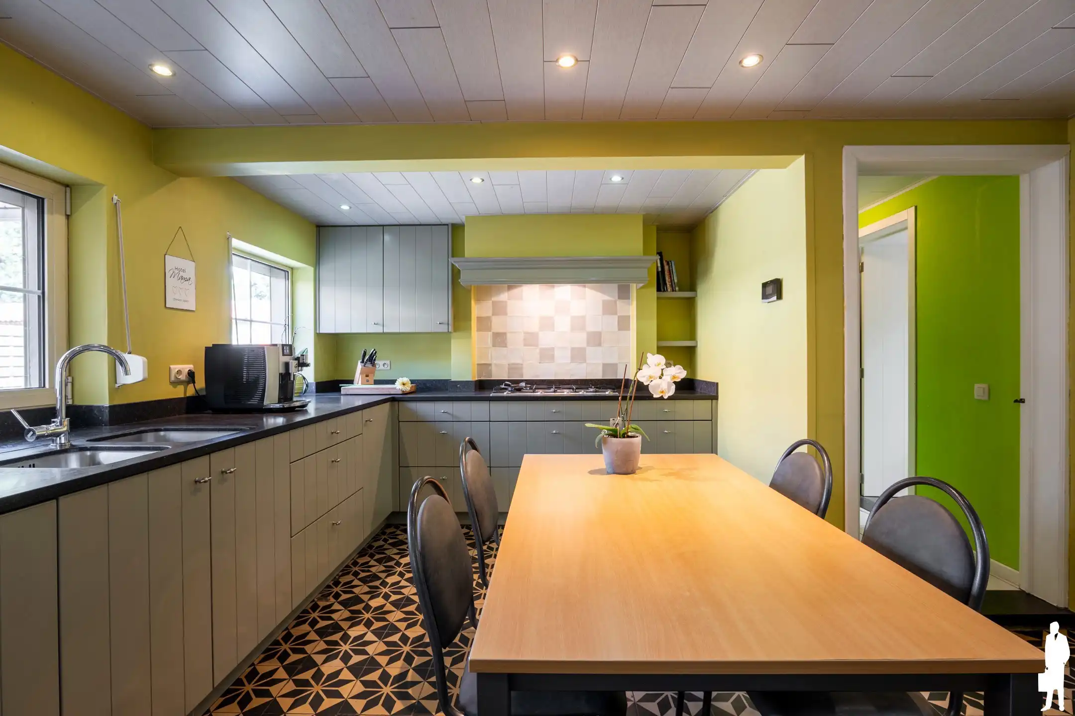 Vrijstaande villa met 4 slpk. gelegen op de dijk van kanaal  foto 16