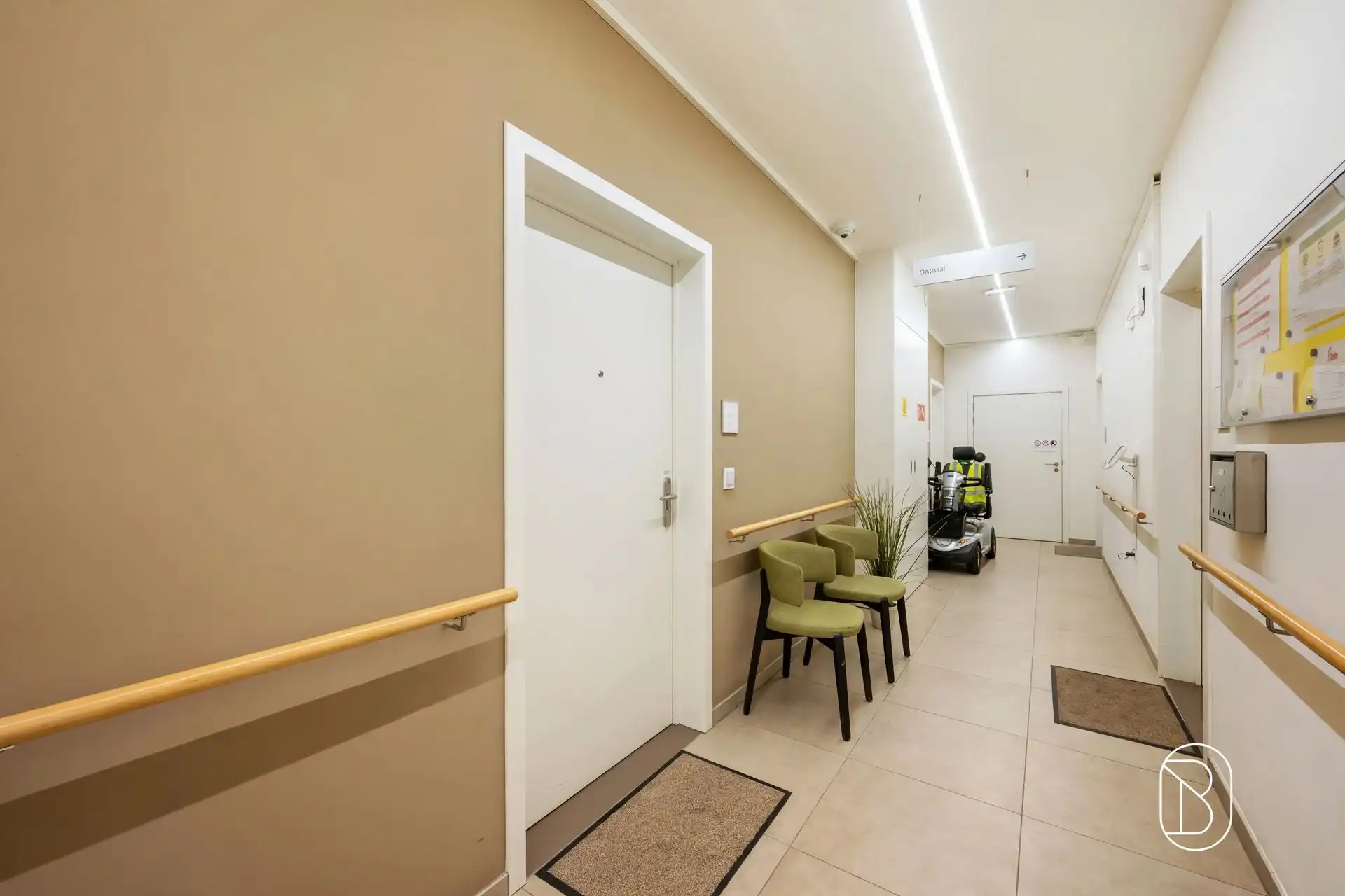 IDEALE INVESTERING! Moderne assistentieflat met terras foto 9