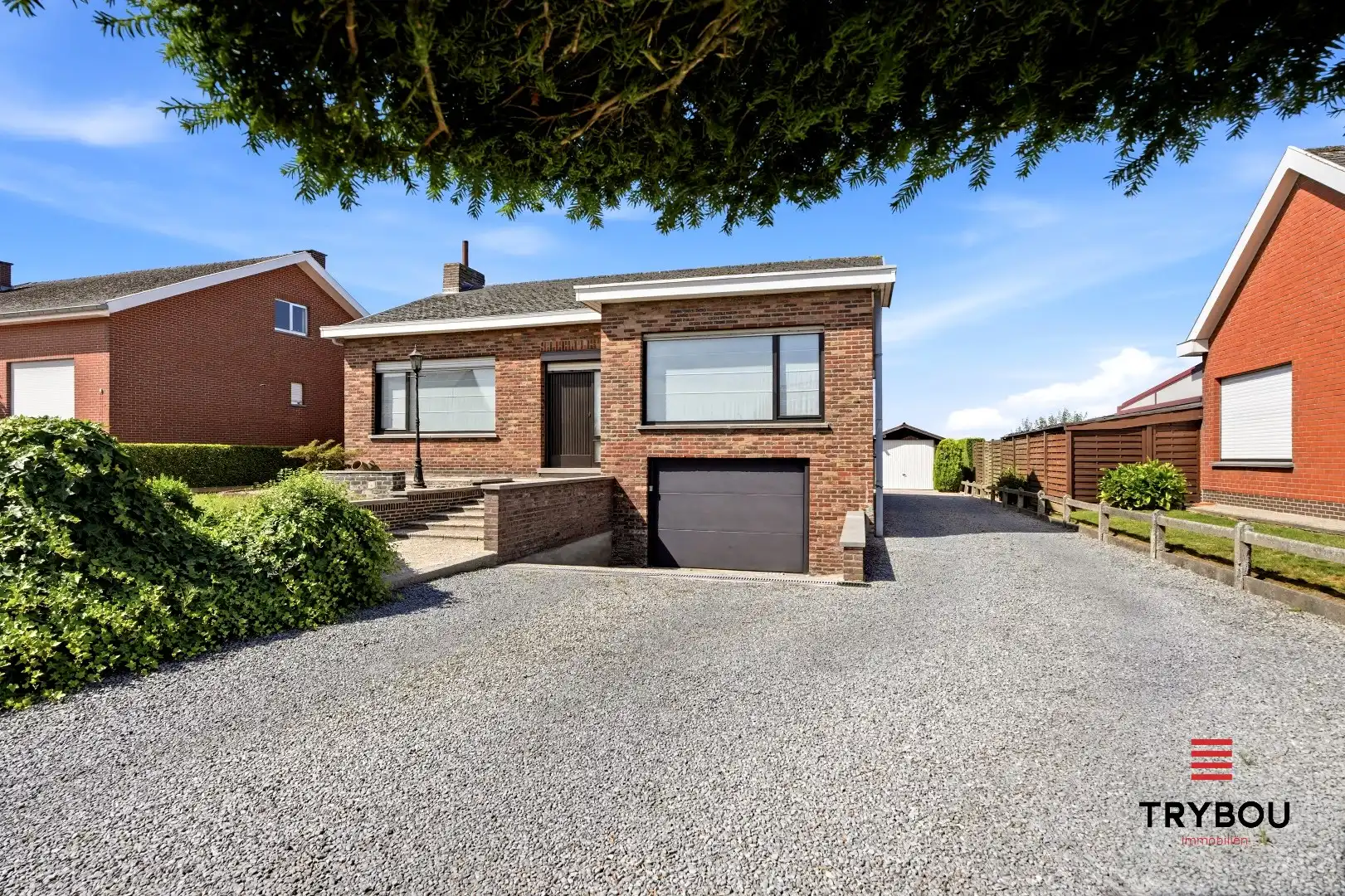 Alleenstaande woning op een ruim perceel met 3 slaapkamers en 2 garages!  foto 2