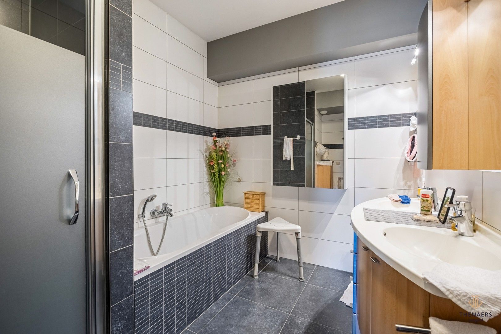 Zeer ruim appartement met 3 slaapkamers & 2 autostaanplaatsen op toplocatie. foto 22