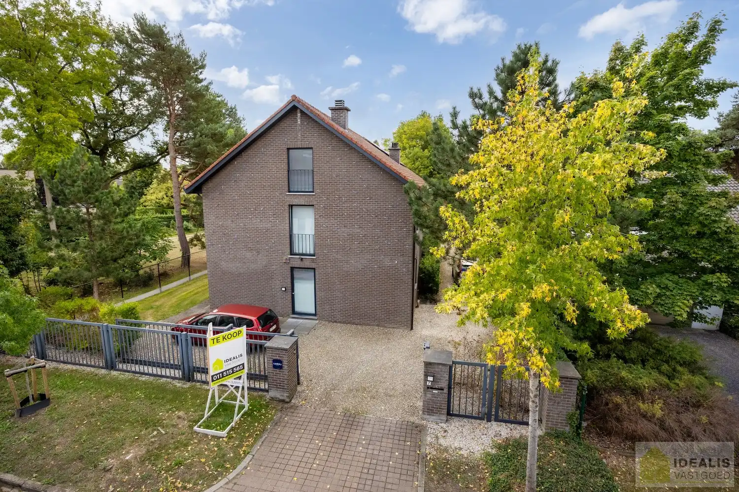STATIG, STRAK EN UITERST RUIM COMPLEX MET HOOGSTAANDE AFWERKING EN OOG VOOR DETAIL. MOMENTEEL VOORZIEN VAN 3 SLAAPKAMERS, RIANTE LEEFRUIMTES ÉN UNIEKE LANDSCAPE KANTOORRUIMTES OP RESIDENTIËLE DOCH GUNSTIGE LOCATIE!! Dit exclusieve complex omvat maar liefst +-400m² netto bewoonbare oppervlakte! Kenmerkend aan dit statige pand is de unieke voorgevel die bezet is met keramische kunst van Pieter Stockmans. Gelegen op een residentiële locatie in een rustige woonstraat doch op enkele minuten van het centrum van Genk! foto 4