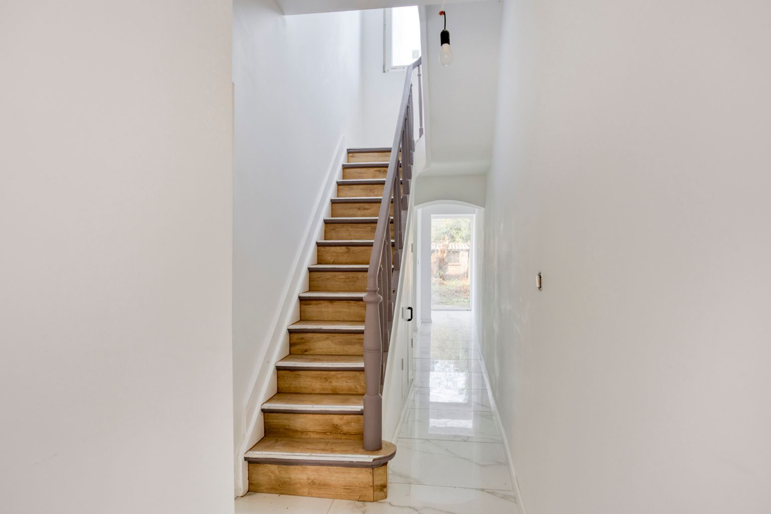 Volledig gerenoveerde gesloten bebouwing te Drogenbos foto 2