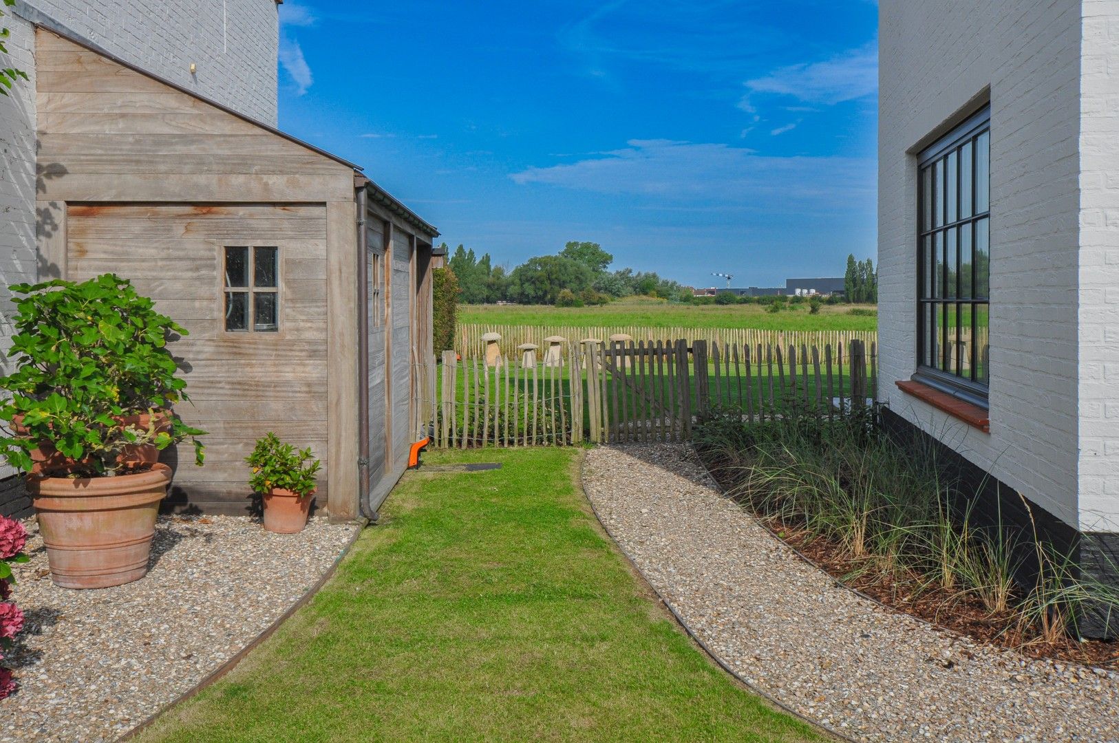 Prachtige, alleenstaande villa met zwembad genietend van adembenemend open zicht op de polders. foto 12