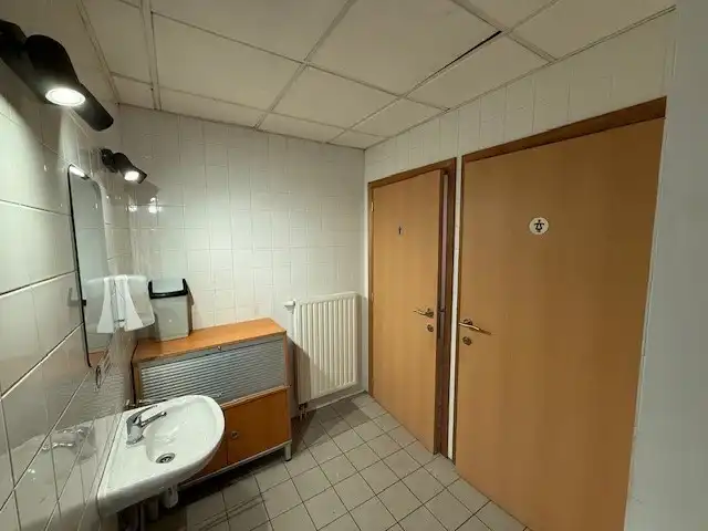 RUIM, INSTAPKLAAR MAGAZIJN MET MODERNE KANTOORRUIMTE TE HUUR IN ZELE foto 10