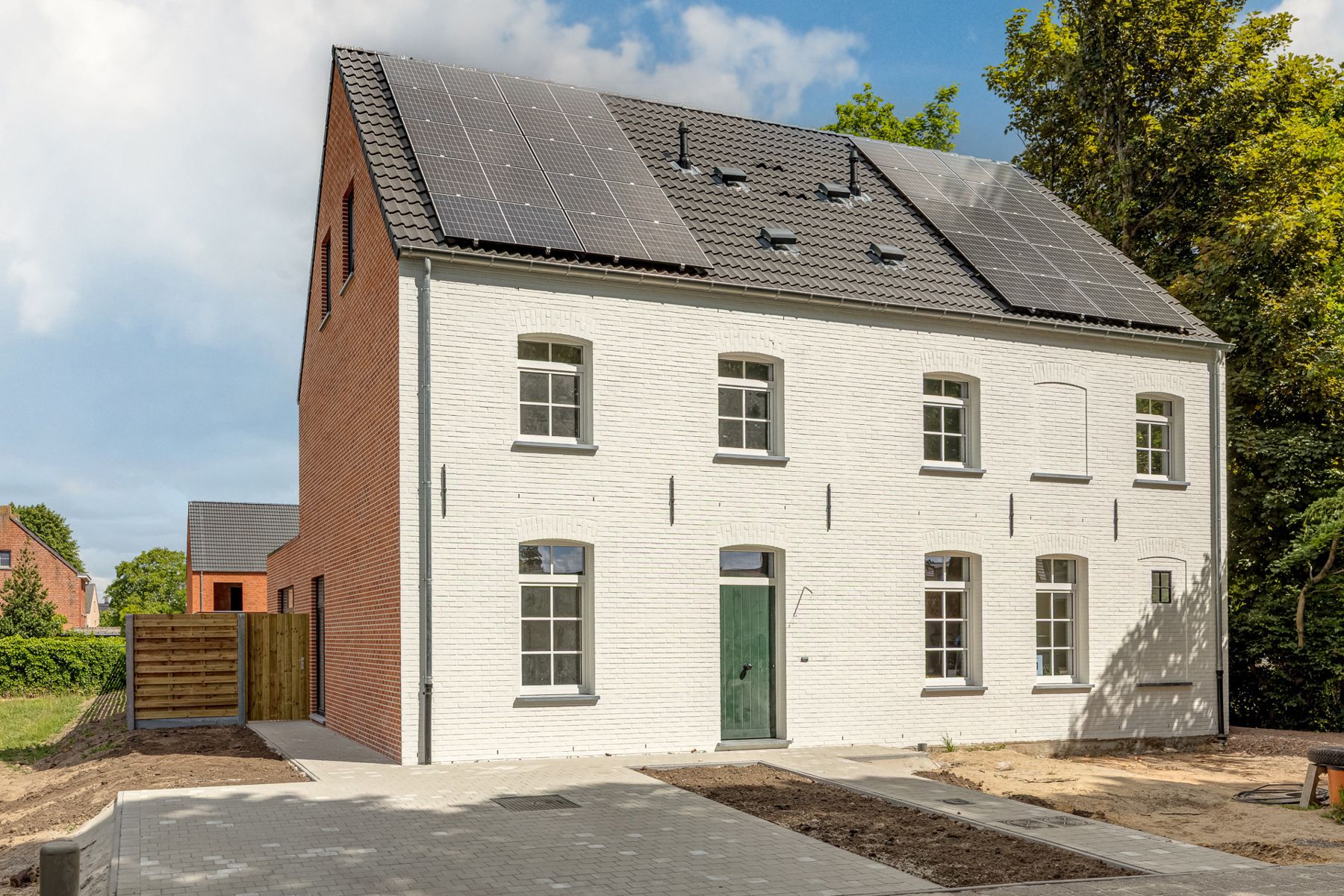 Ruime gezinswoning (ca 245 m²) met 4 slaapkamers op perceel van ca. 303 m². foto 2