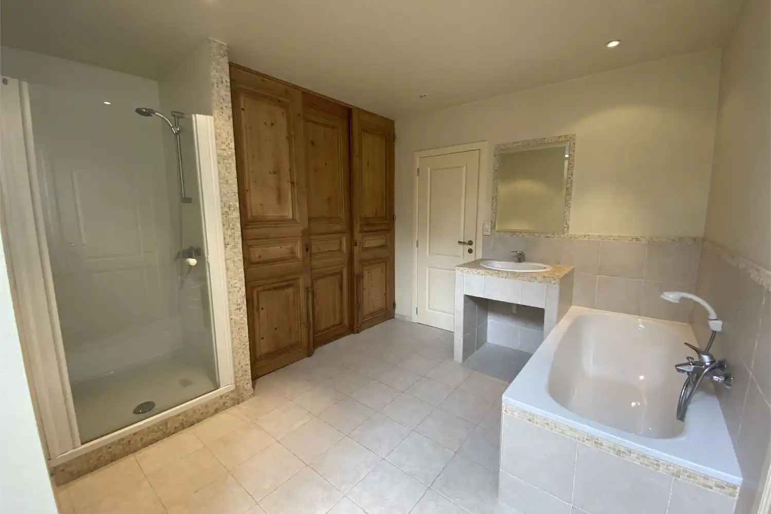 Stijlvol appartement met 2 slaapkamers op toplocatie in de Armand Maclotlaan, nabij Molenvijvers en ZOL Genk. foto 8