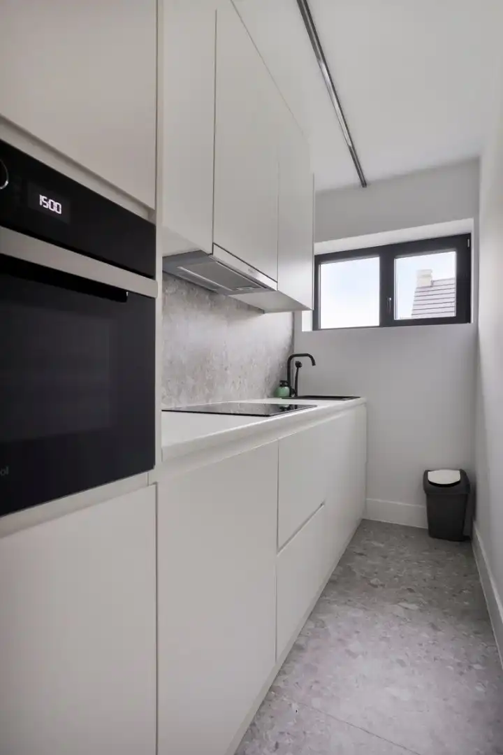 INSTAPKLAAR, VOLLEDIG GERENOVEERD APPARTEMENT MET 2 SLAAPKAMERS TE HUUR OP JAARBASIS foto 3