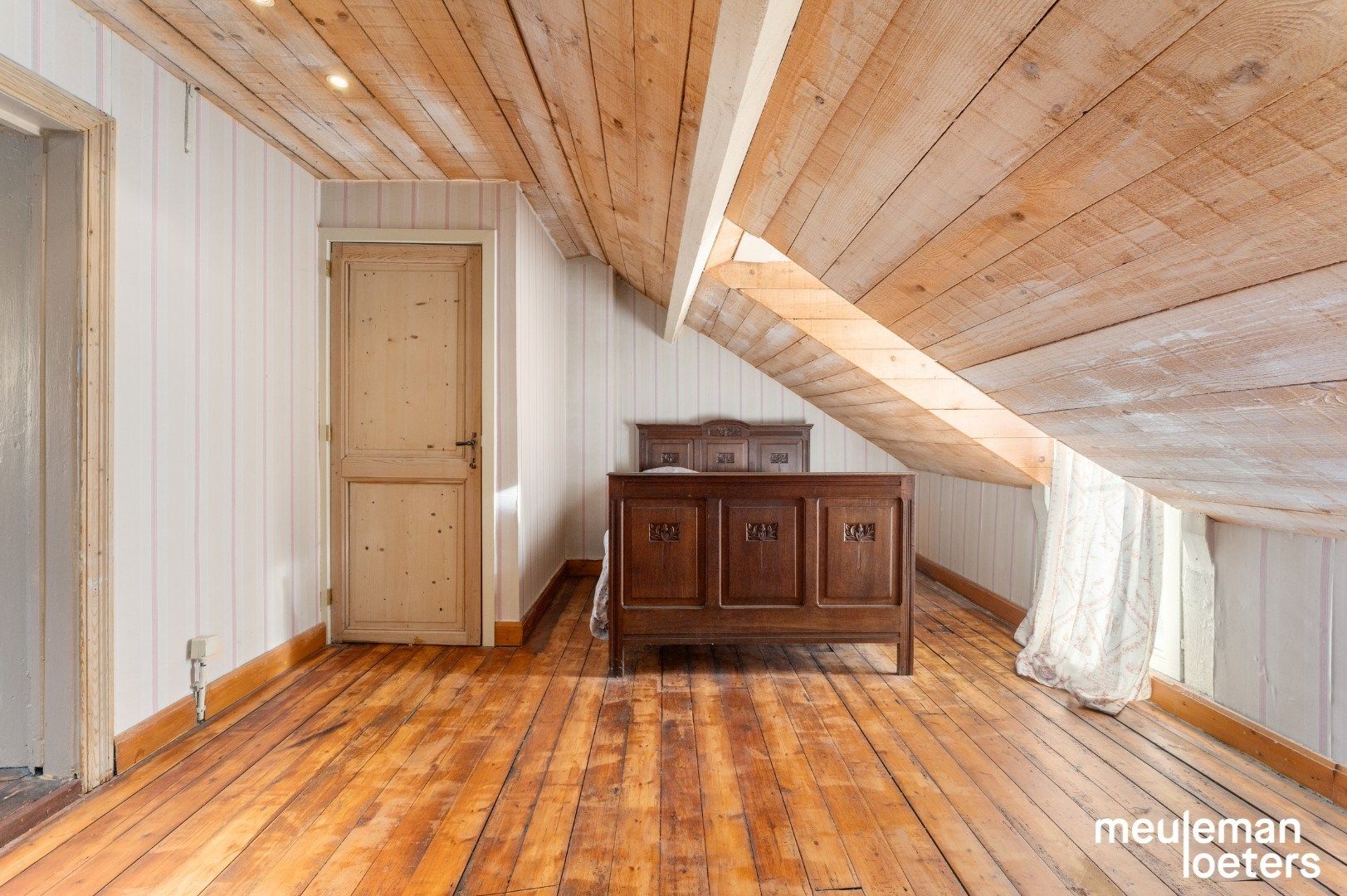 uiterst commercieel gelegen handelspand met ruime woonst foto 15