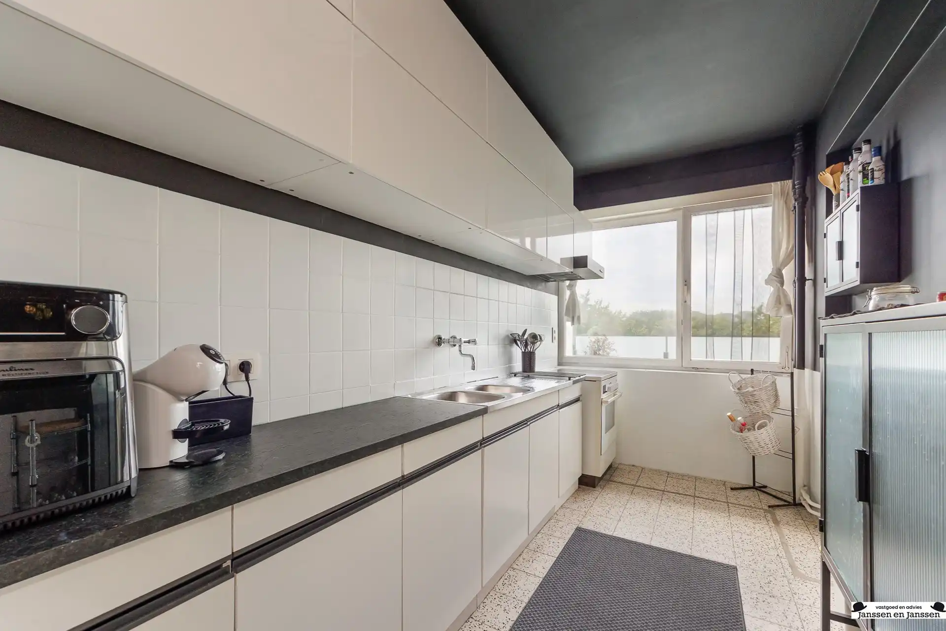 Ruim twee slaapkamer-appartement met panoramisch uitzicht! foto 6
