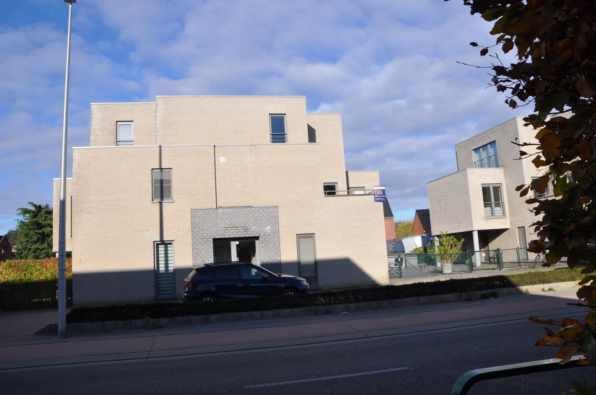 CENTRAAL GELEGEN LICHTRIJK APPARTEMENT VAN 104m² MET 2 SLPK'S foto 4