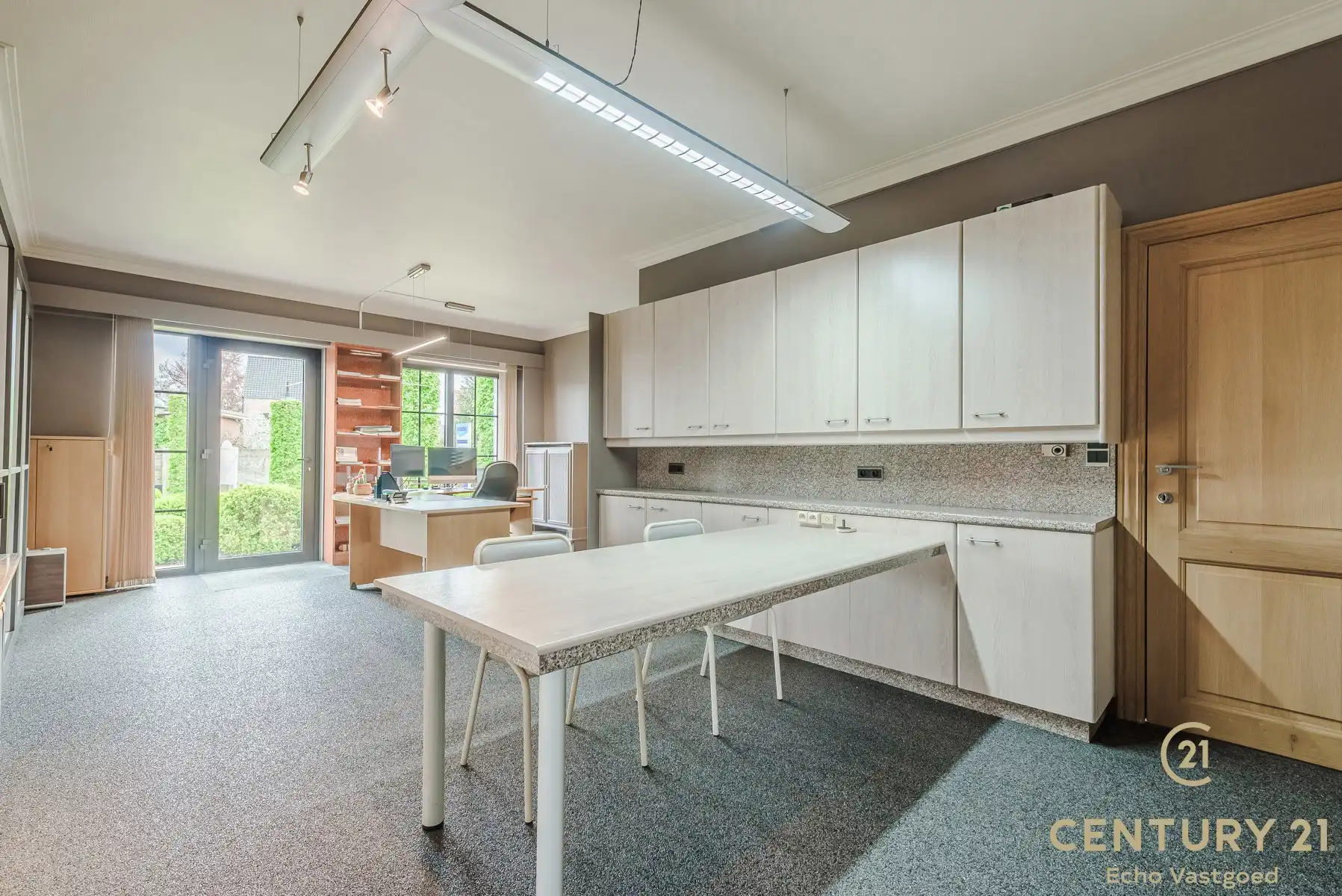 Unieke woning met magazijnen,  zwembad en conciergewoning foto 14