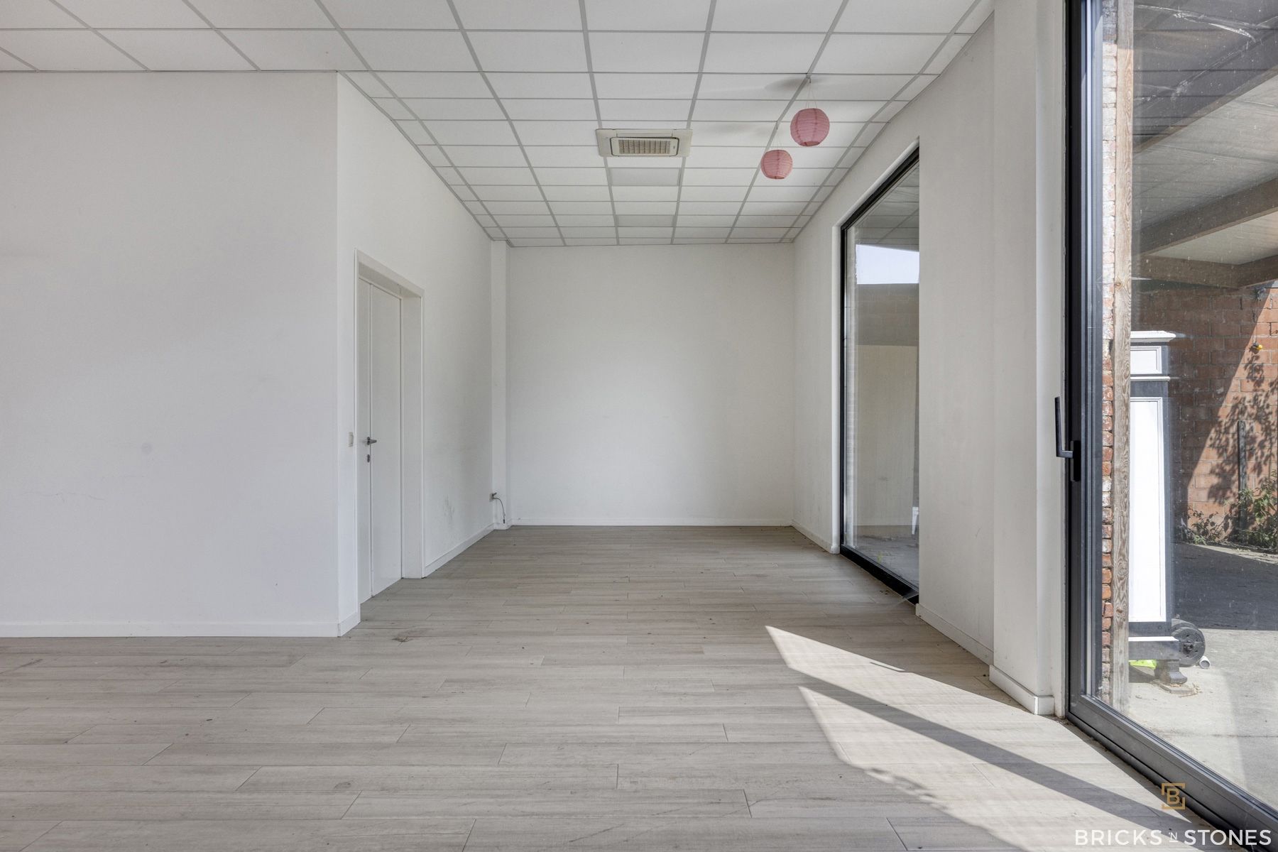 Instapklare woning met riante handelsruimte! foto 18