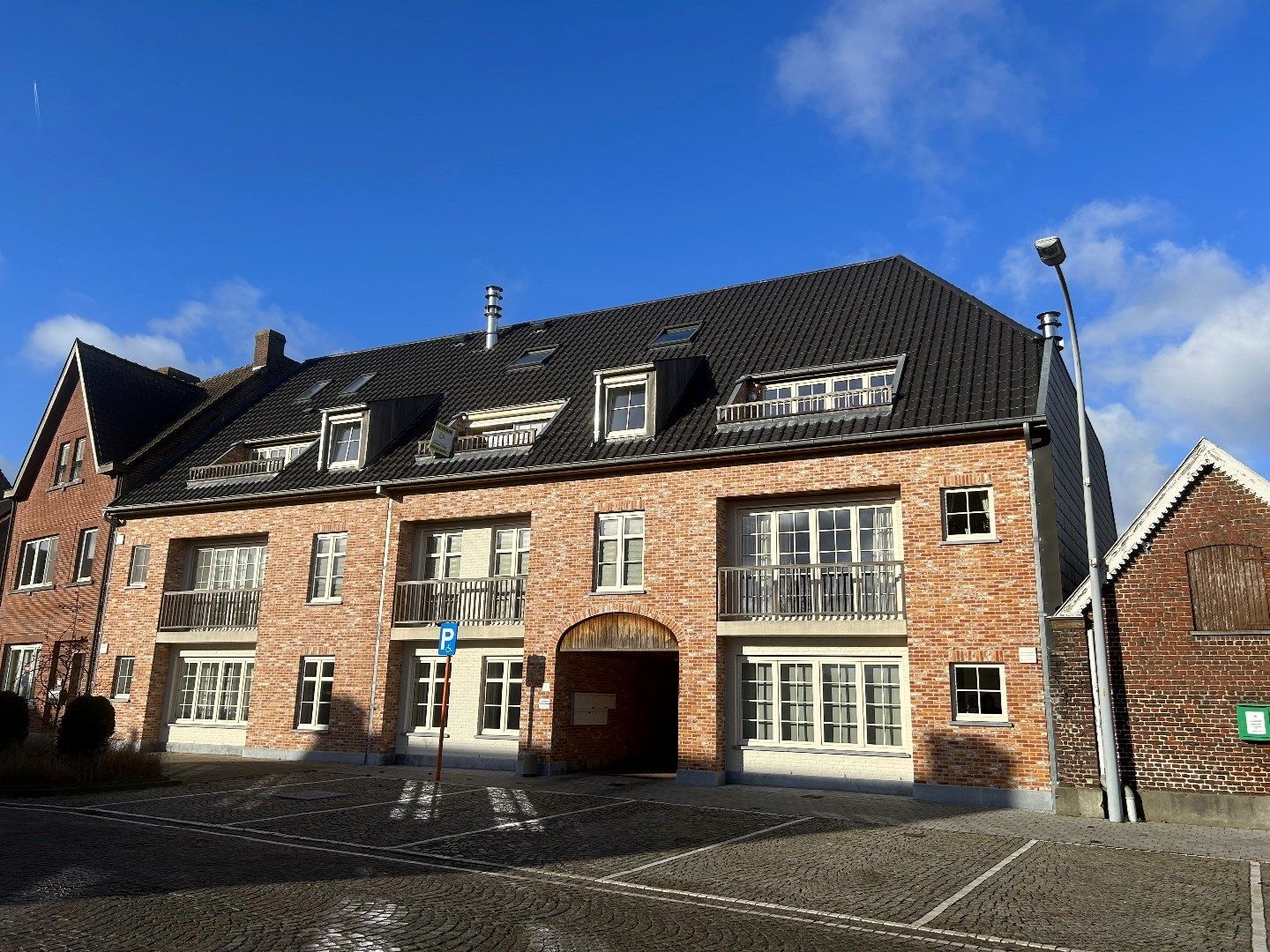 PRACHTIG DUPLEX APPARTEMENT MET 2 SLAAPKAMERS, GARAGEBOX EN AUTOSTAANPLAATS foto {{pictureIndex}}