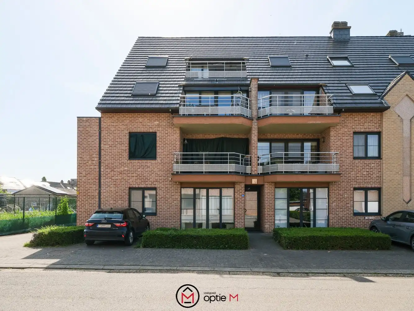 Gelijkvloers appartement te koop in Bilzen – Ruim wonen met terras, carport en kelderberging foto 2