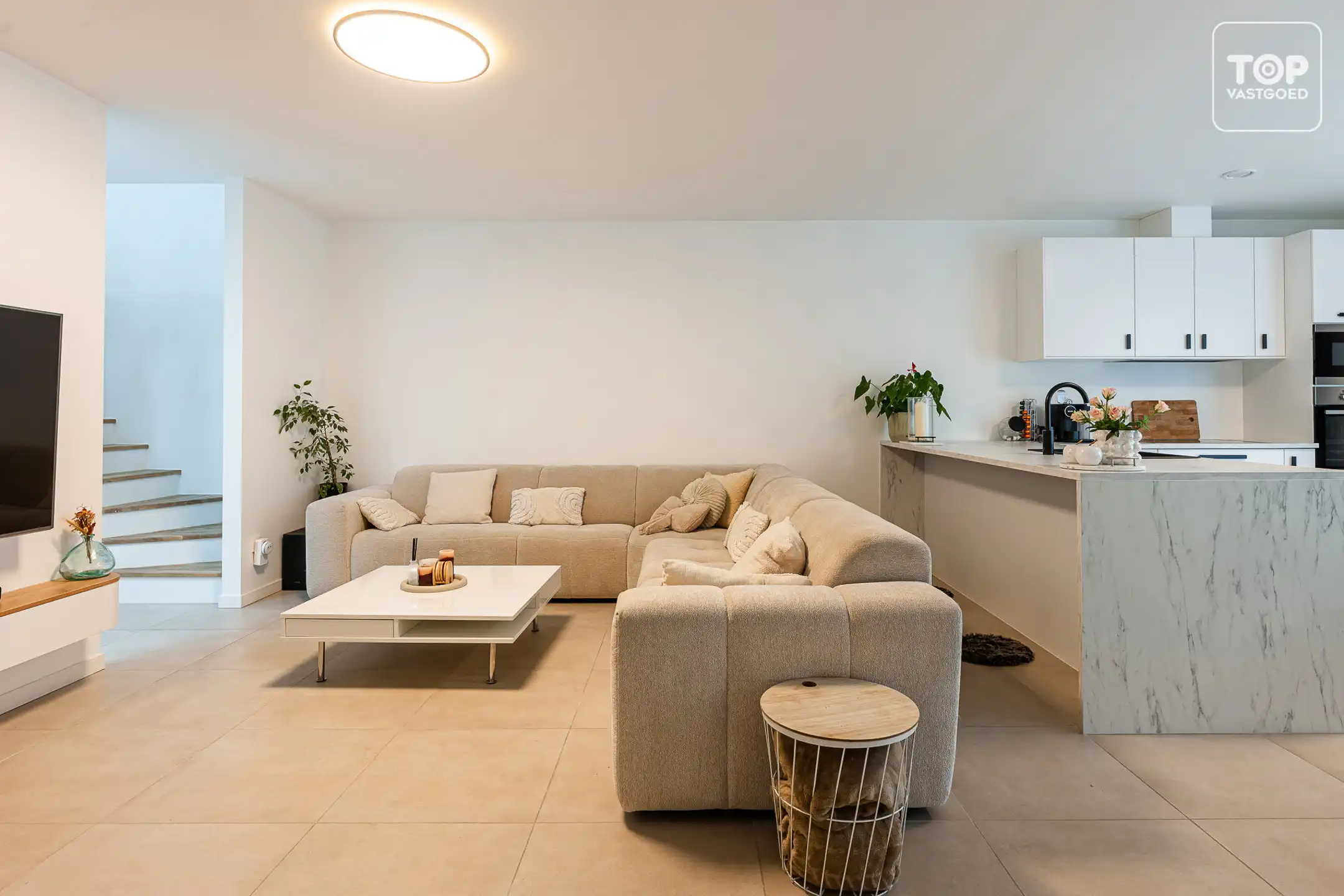 Totaal gerenoveerde woning met 3 slaapkamers, tuin en garage. foto 3