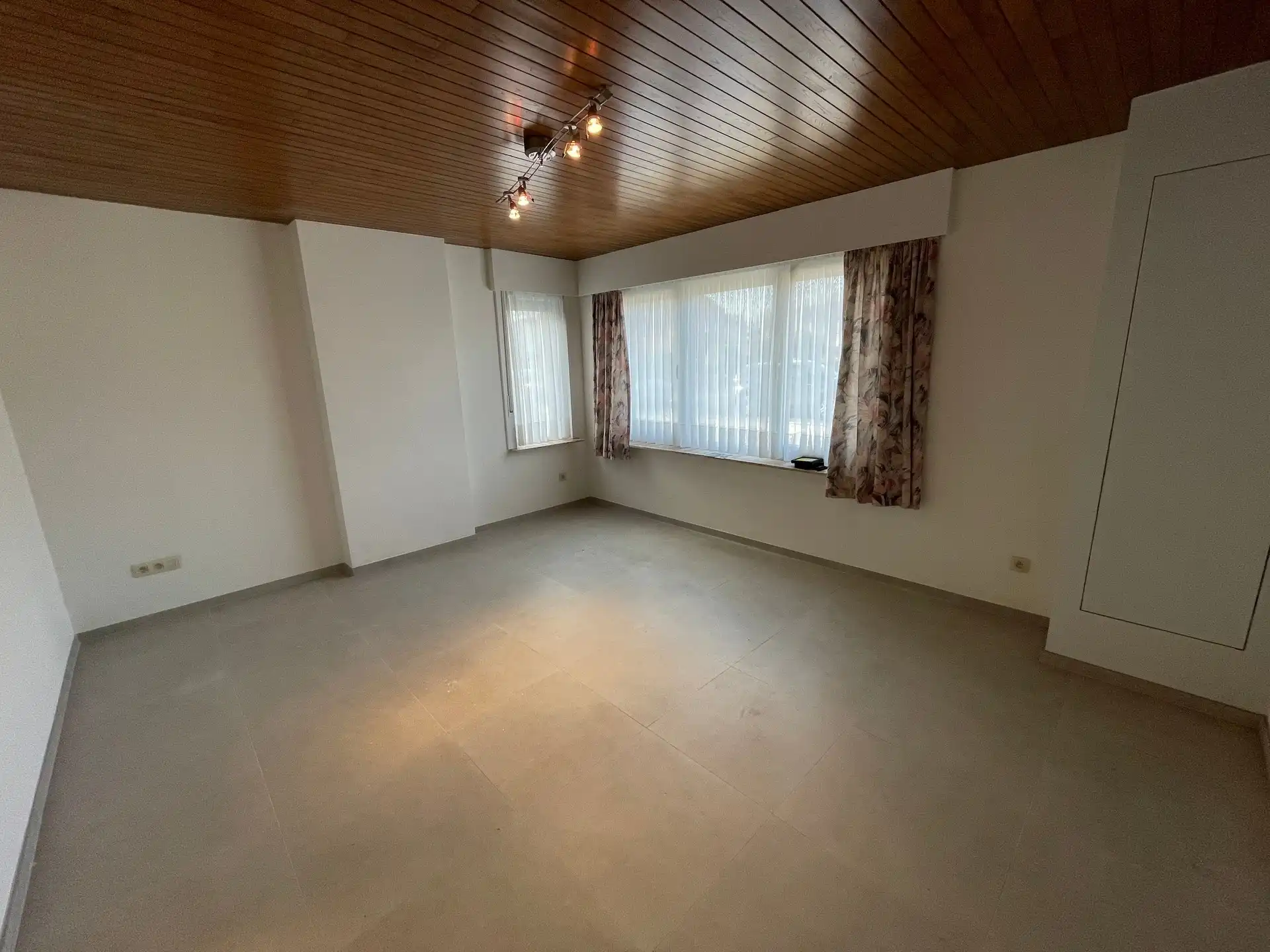 Gunstig gelegen totaal gerenoveerde woning met ruim magazijn. foto 18