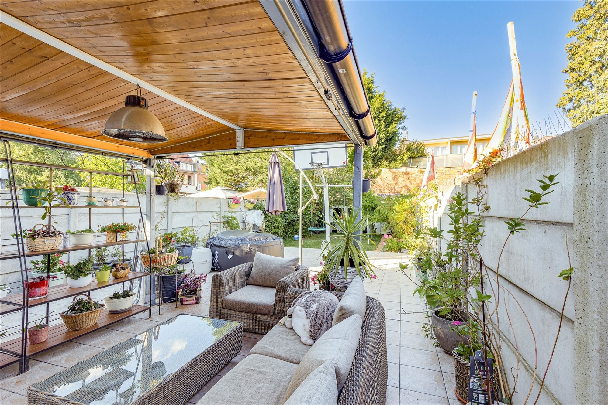 Mooi ingerichte woning met 4 slk, 2 badk en ruime stadstuin in Merksem foto 2