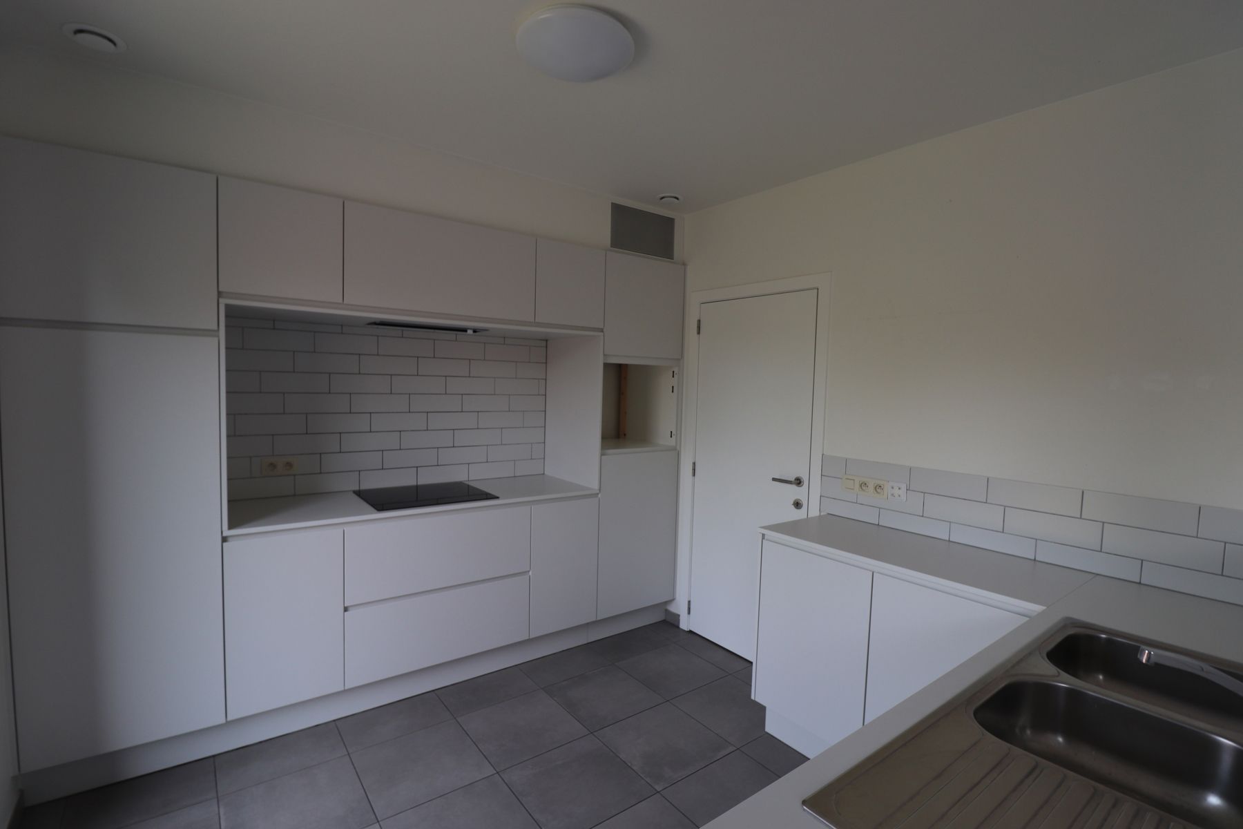 Een ruim recent woonhuis - gesloten bebouwing - met 3 slaapkamers, inpandige garage, terras en tuin foto 4