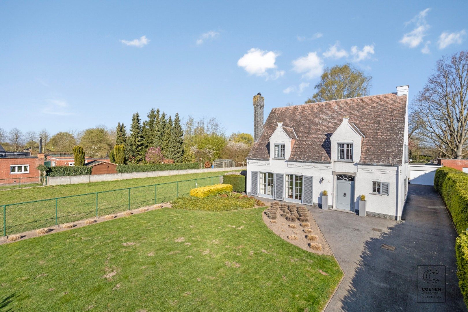 Instapklare villa met 4 slpk's en prachtige tuin op 1520 m² te Lier. foto {{pictureIndex}}