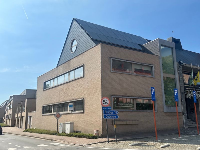 Instapklare kantoorruimte (ca. 55 m²) in het centrum van Knesselare! foto {{pictureIndex}}