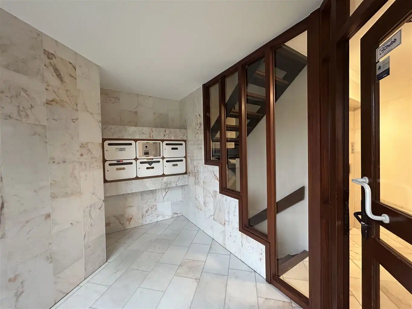 Zeer ruim gelijkvloers appartement voorzien van 2 (+1) slaapkamers, terrassen en afgesloten garagebox, gelegen nabij het centrum van Maaseik. foto 24