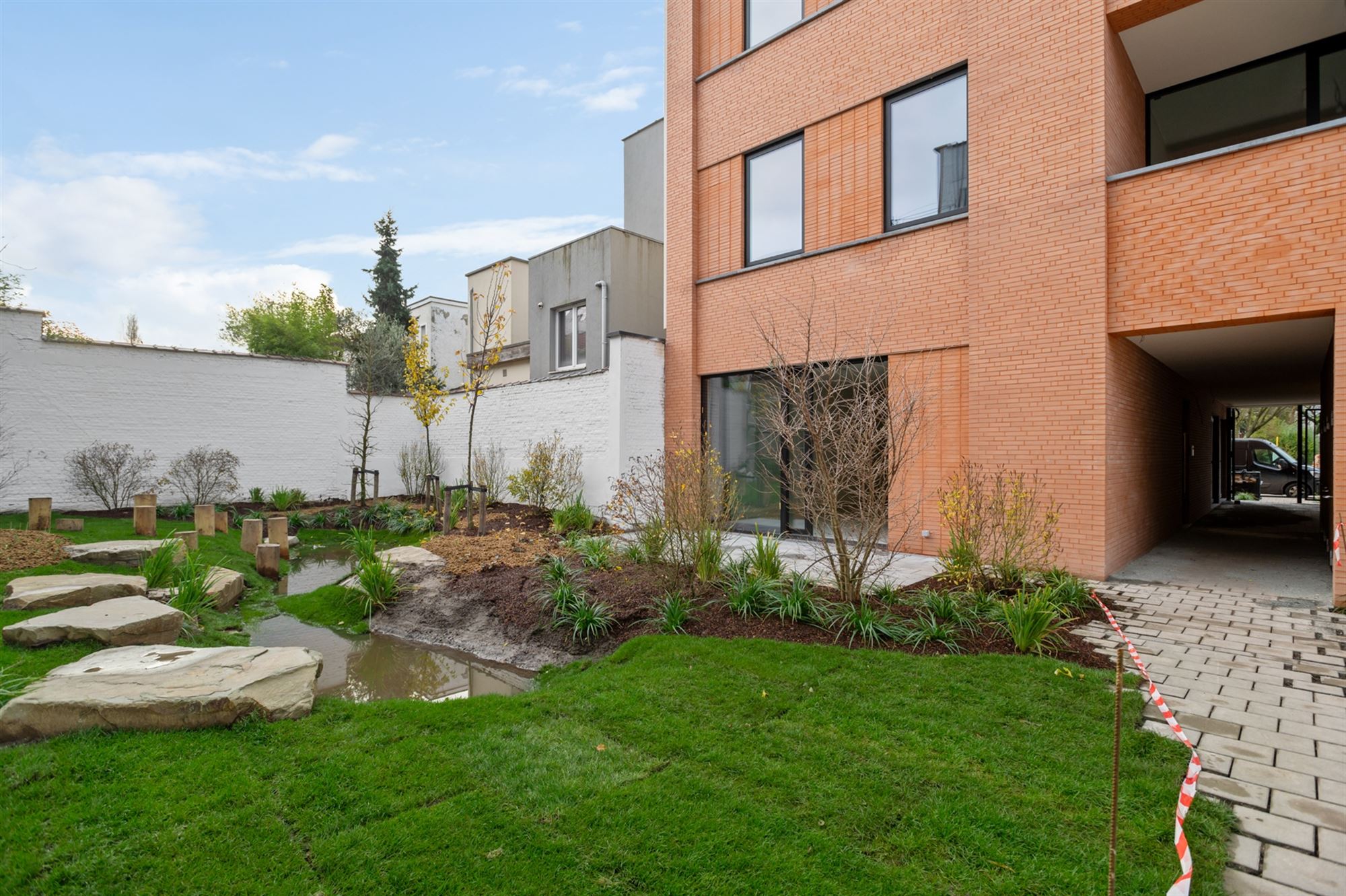 Modern 2 slaapkamer appartement met tuin en terras  foto 16