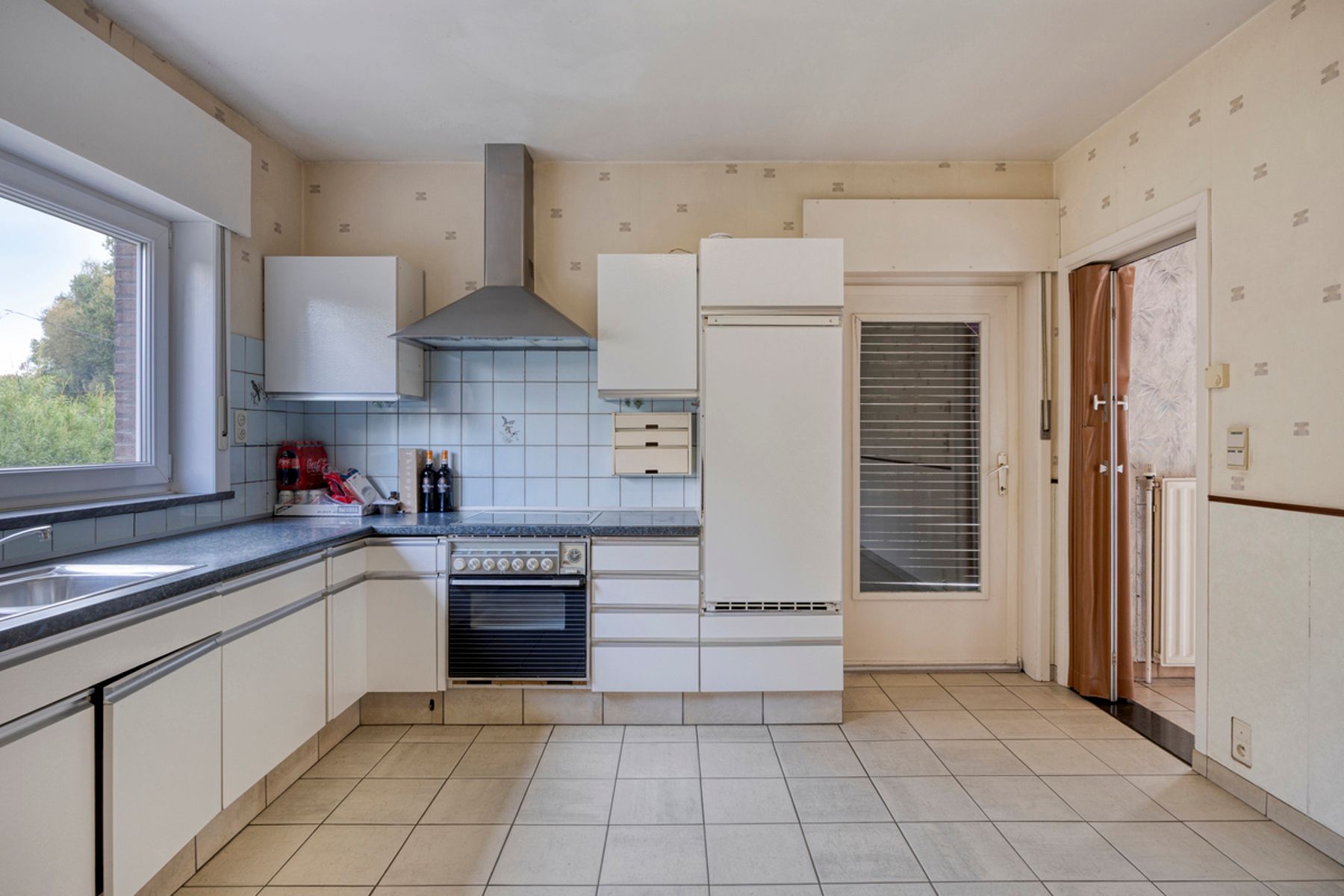 Ruime op te frissen villa met 3 slaapkamers en grote tuin foto 8