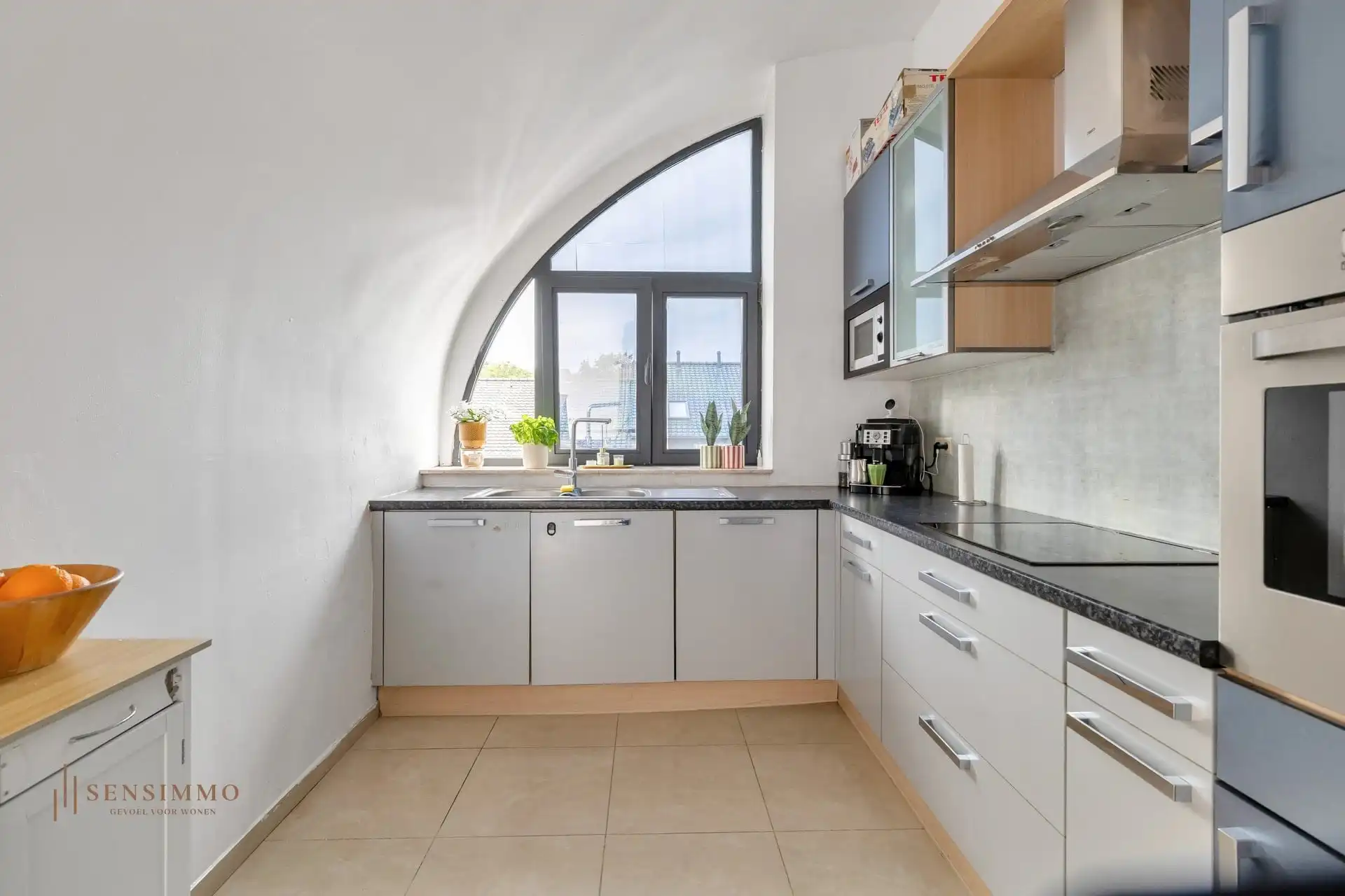 RUIM DUPLEX-APPARTEMENT VLAKBIJ CENTRUM MET 3 SLP, TERRAS, 2 AUTOSTAANPLAATSEN + 2 BERGINGEN foto 9