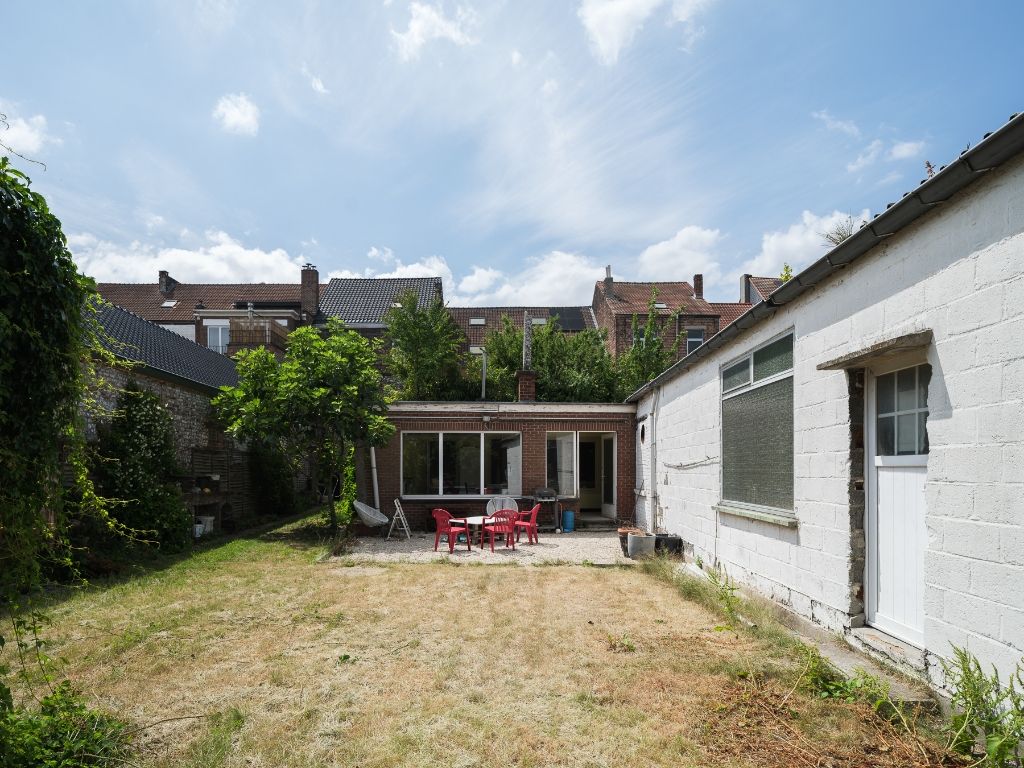 Atelier/loods met te renoveren woning, ruime tuin en bijzonder veel potentieel op een boogscheut van het stadscentrum. foto {{pictureIndex}}