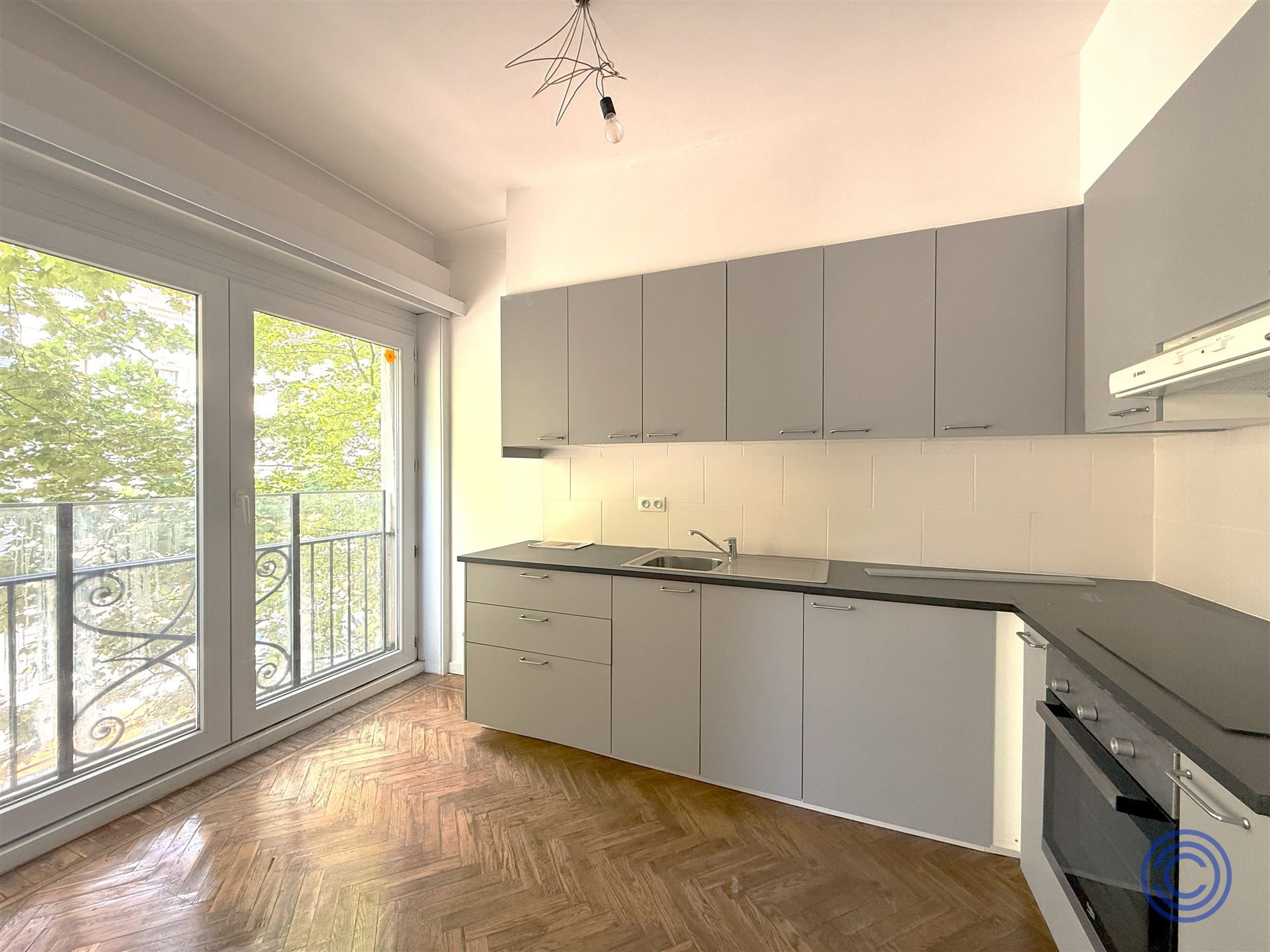 Lichtrijk 2-Slaapkamerappartement met balkon in groene doodlopende Straat foto 3