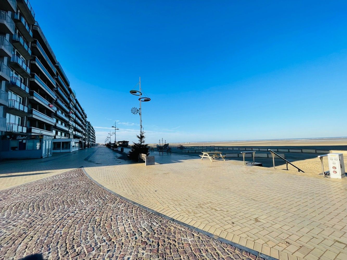 Zeebrugge à 50 mètres de la mer  Maison très charmante entièrement rénovée avec 5 chambres à coucher, 3 salles de bains et 3 terrasses. Atout majeur : 2 places de parking et un grand garage. Comprend une allée pour 2 voitures en enfilade, un grand garage, un atelier,un local a vélos, un studio aménagé et un petit jardin orienté au sud.  1er étage : superbe séjour, cuisine ouverte aménagée, donnant sur une terrasse. Style Long Island.  2e étage : 3 belles chambres, 2 salles de bain. Sous les combles, une 4e chambre.  Surface construite de 230 m². Superficie du terrain de 137 m².    Magnifique !  Parfaitement soigné et entretenu ! foto 42